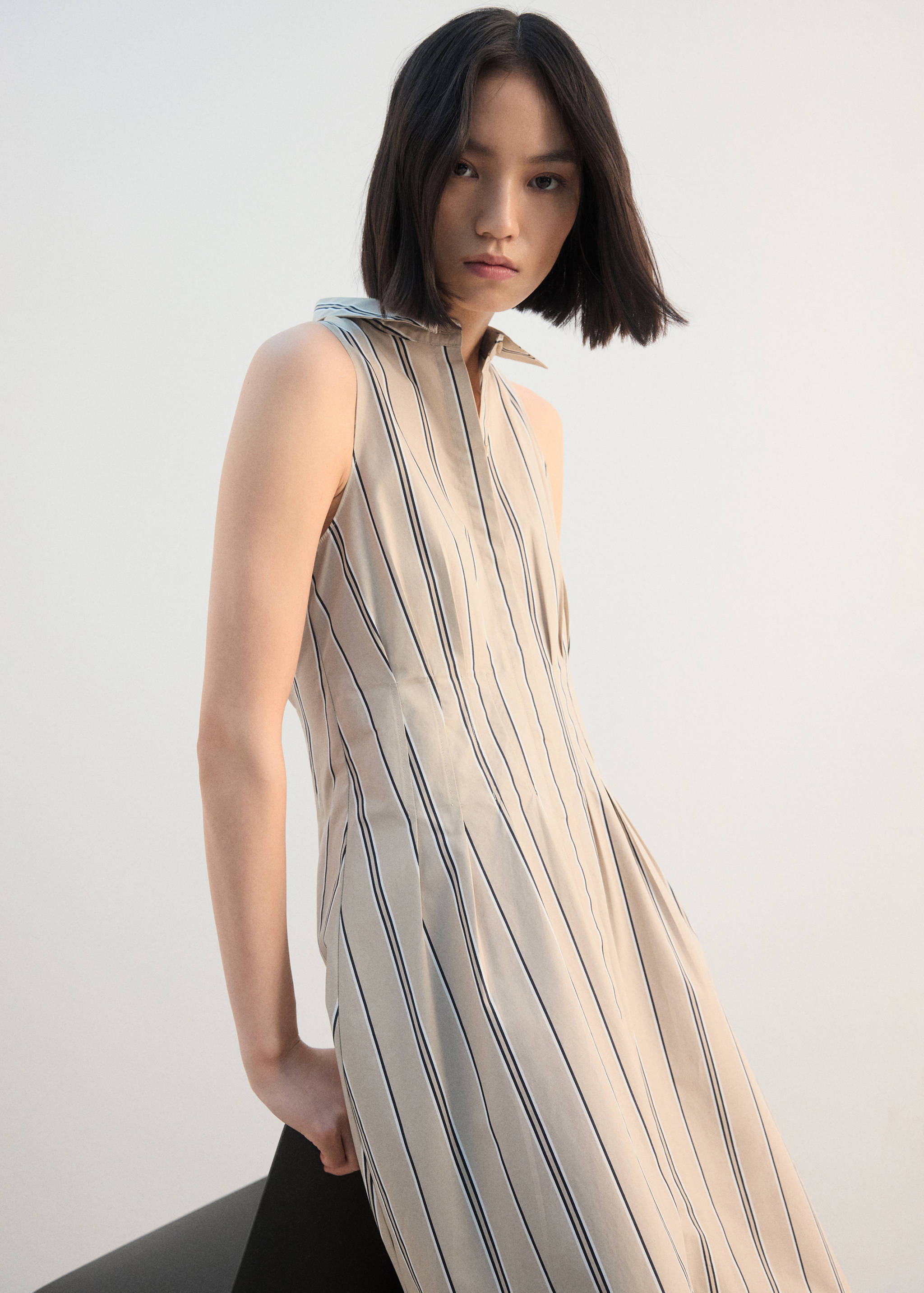 Vestido camiseiro evasê - Plano médio