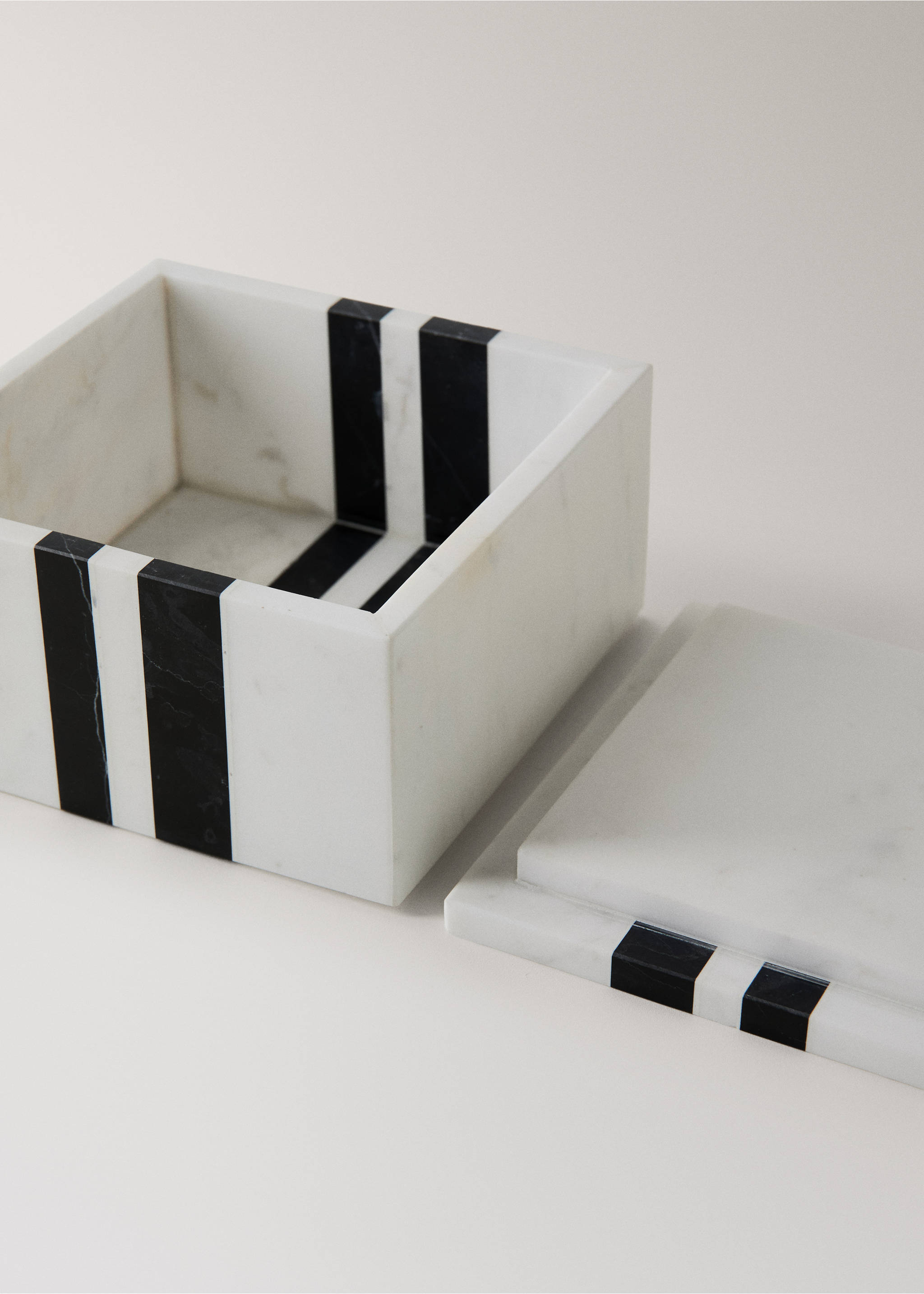 boîte en marbre rayée - Détail de l'article 2, Blanc. Ref: 27082894-00.