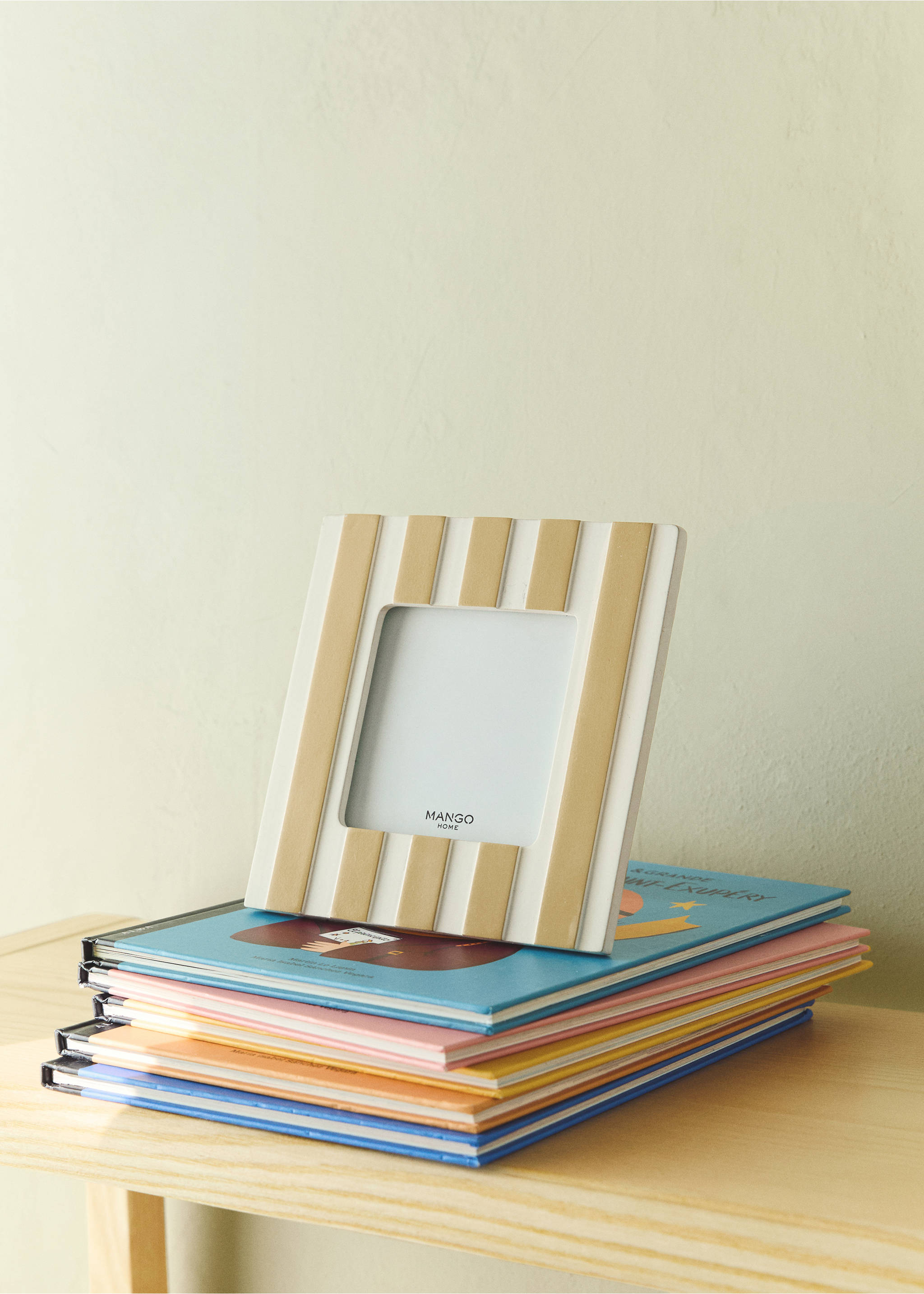 Fotorahmen aus Kunstharz mit zweifarbigen Streifen - Allgemeine Ansicht, Pastellgelb. Ref: 27082902-00.