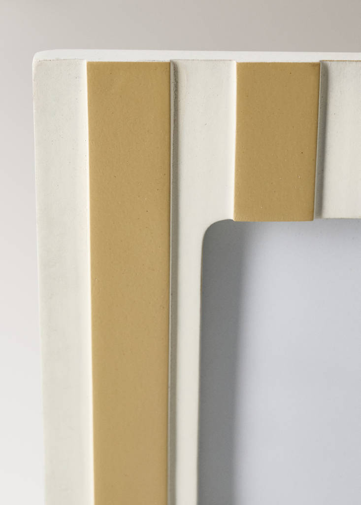 Small two-tone striped resin photo frame — Pastel Yellow