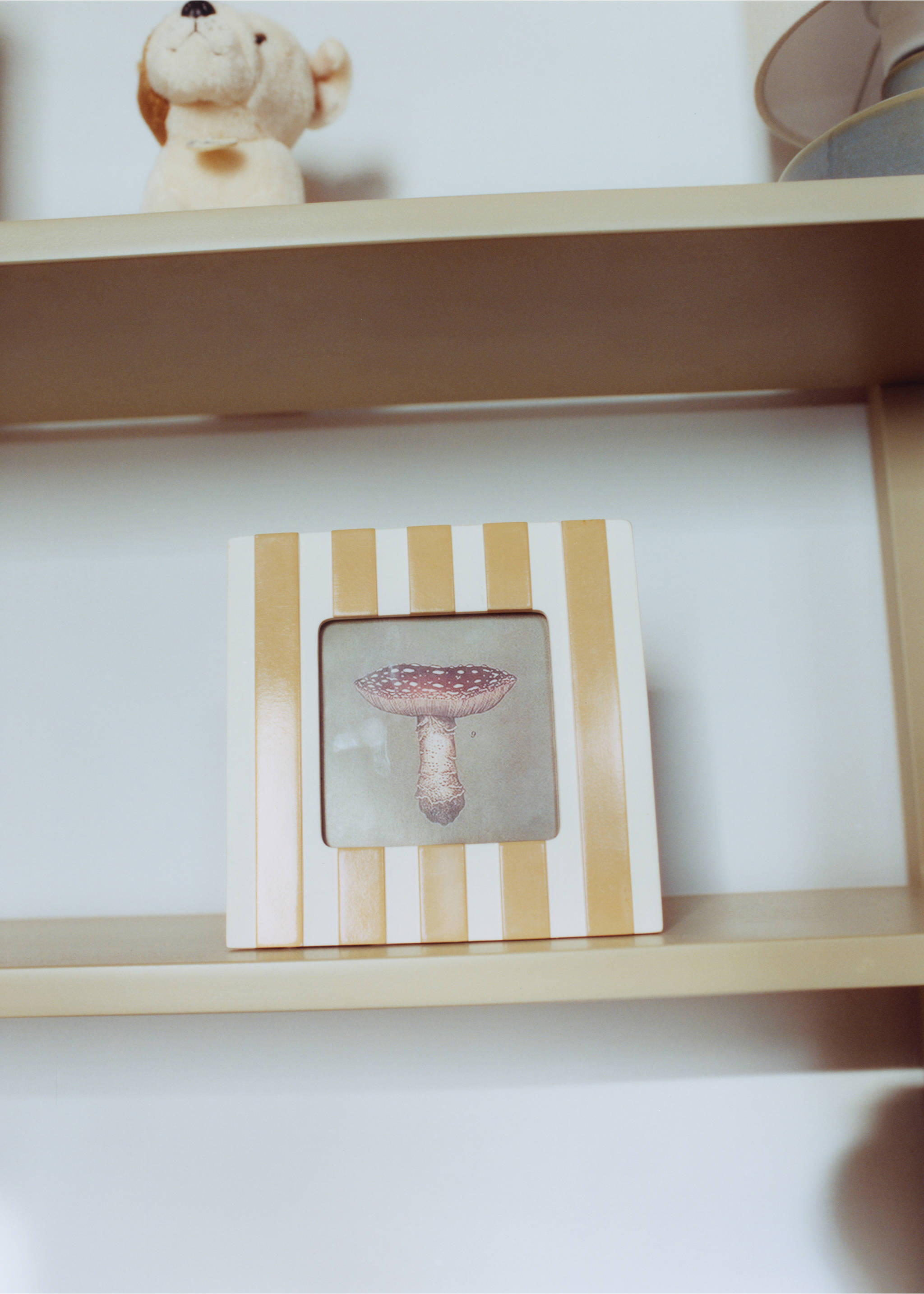 Fotorahmen aus Kunstharz mit zweifarbigen Streifen - Detail des Artikels 6, Pastellgelb. Ref: 27082902-00.