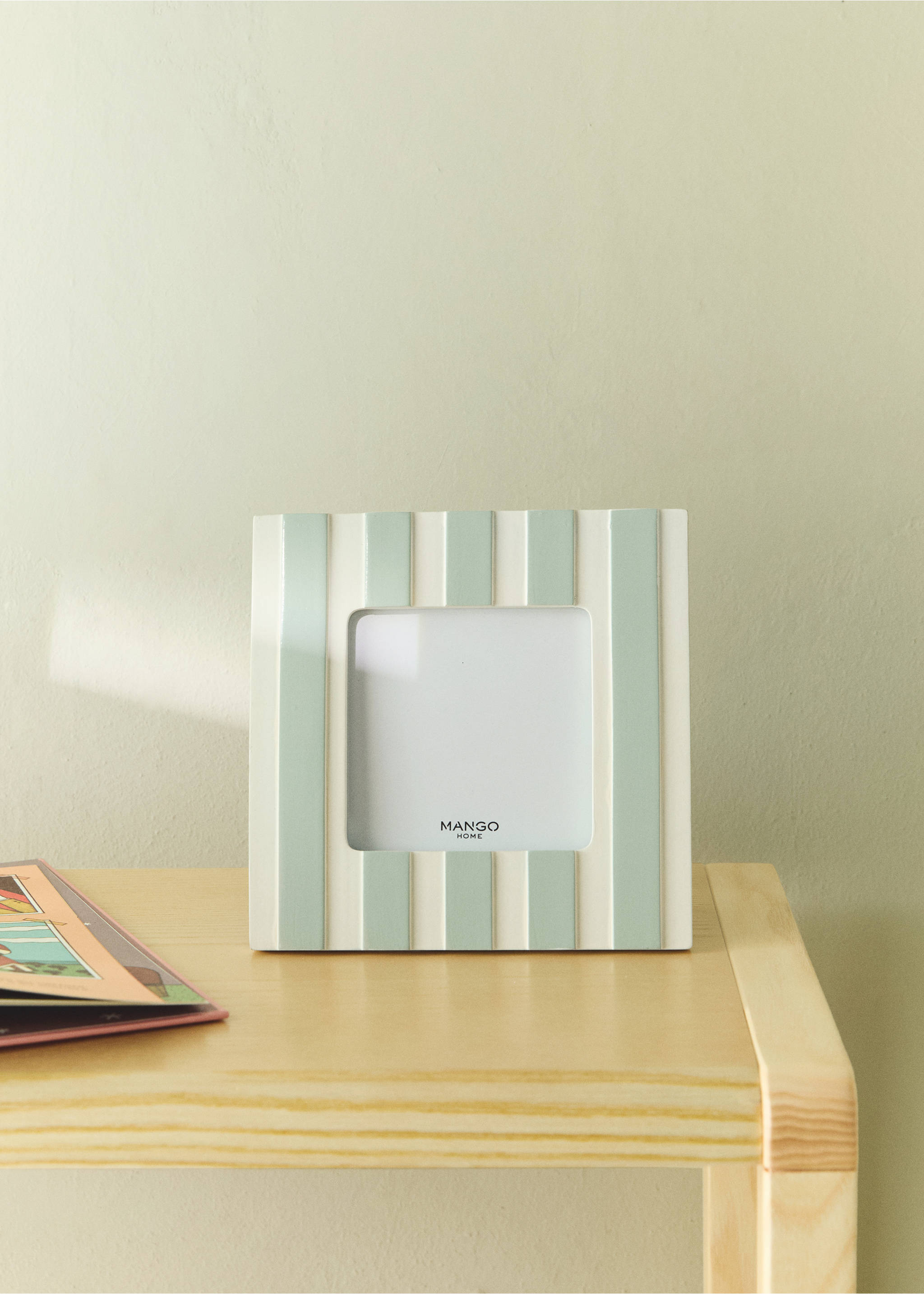 Bicolour striped resin photo frame - General plane, Pastel Green. Ref: 27082902-00.