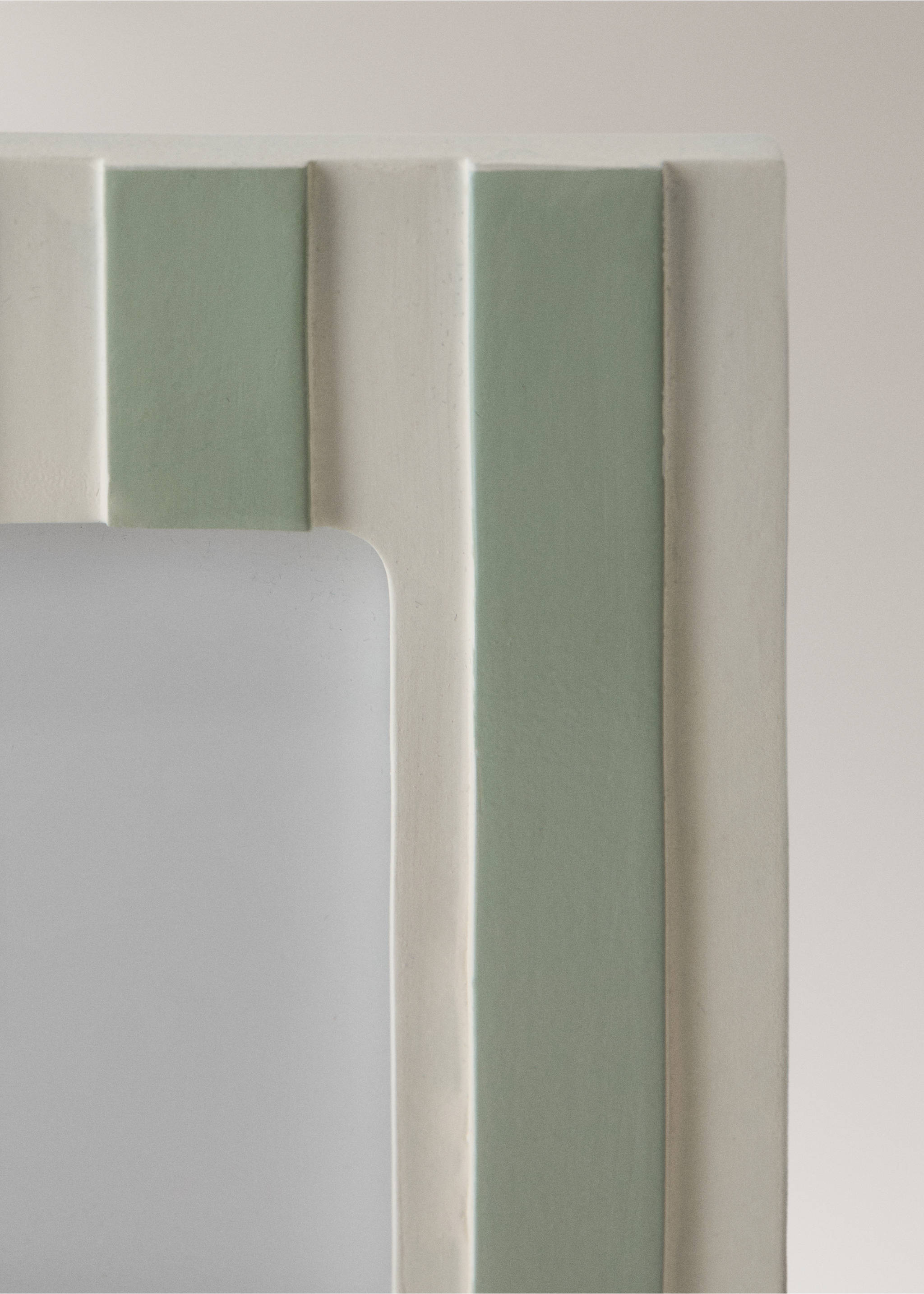 Bicolour striped resin photo frame - Details of the article 1, Pastel Green. Ref: 27082902-00.