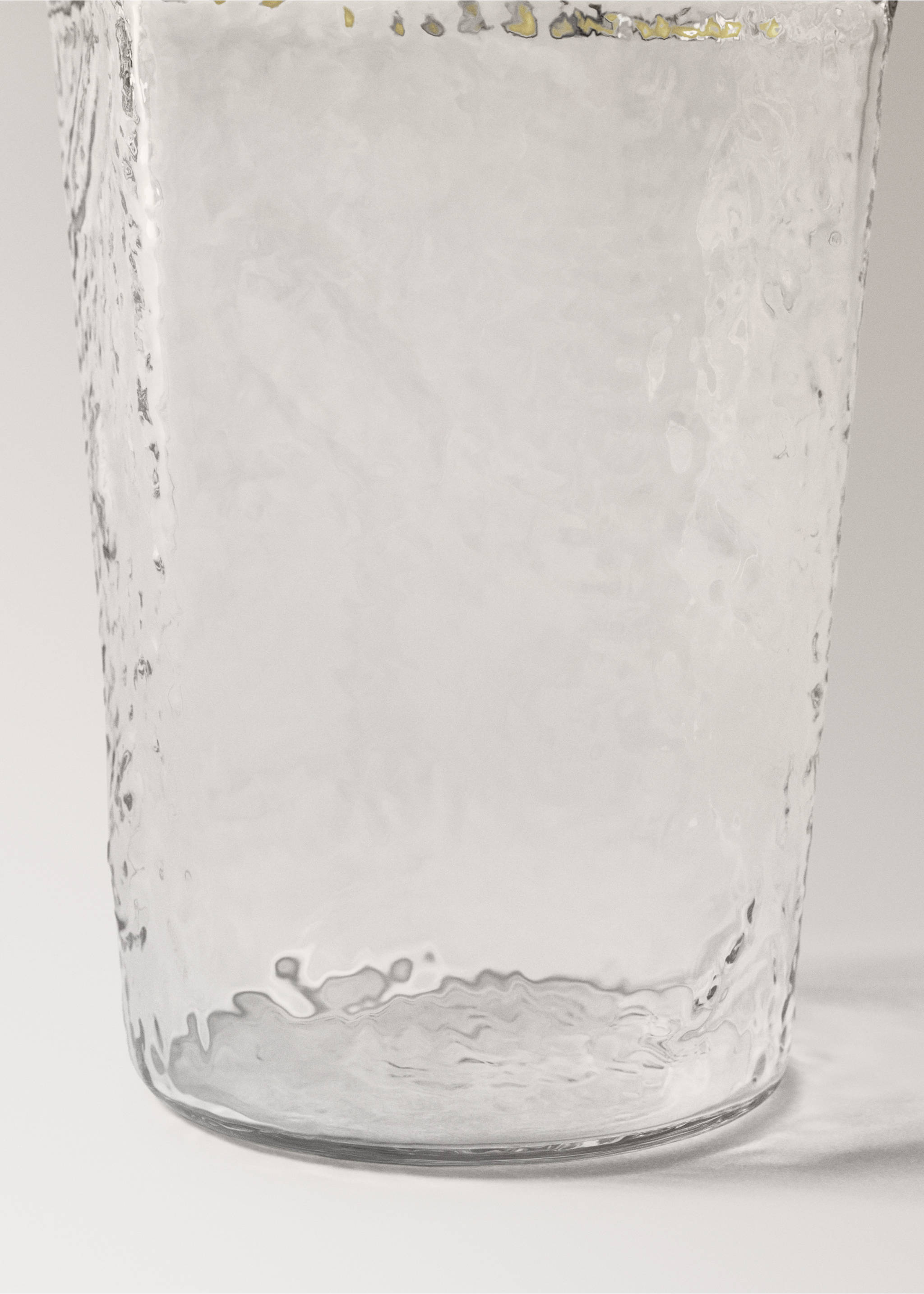 Hammered borosilicate glass with coloured edge - Details of the article 2, Yellow. Ref: 27082906-00.