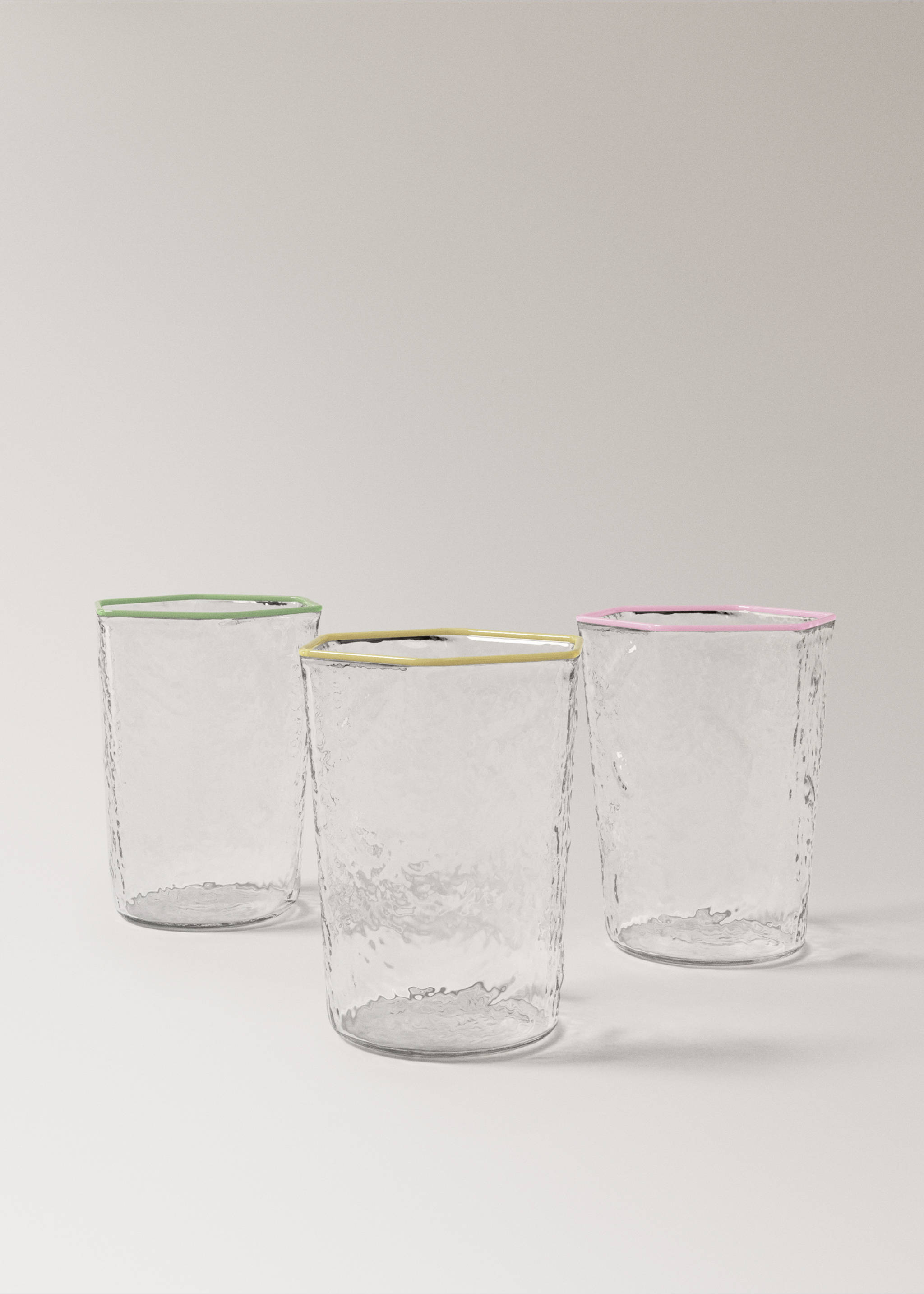 Hammered borosilicate glass with coloured edge - Details of the article 3, Yellow. Ref: 27082906-00.