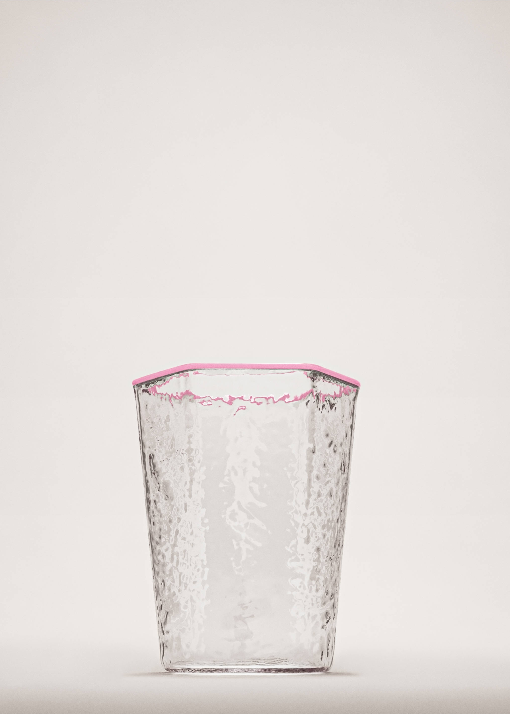 Pahar din borosilicat cu margine color și textură ciocănită - Plan general, Roz. Ref: 27082906-00.