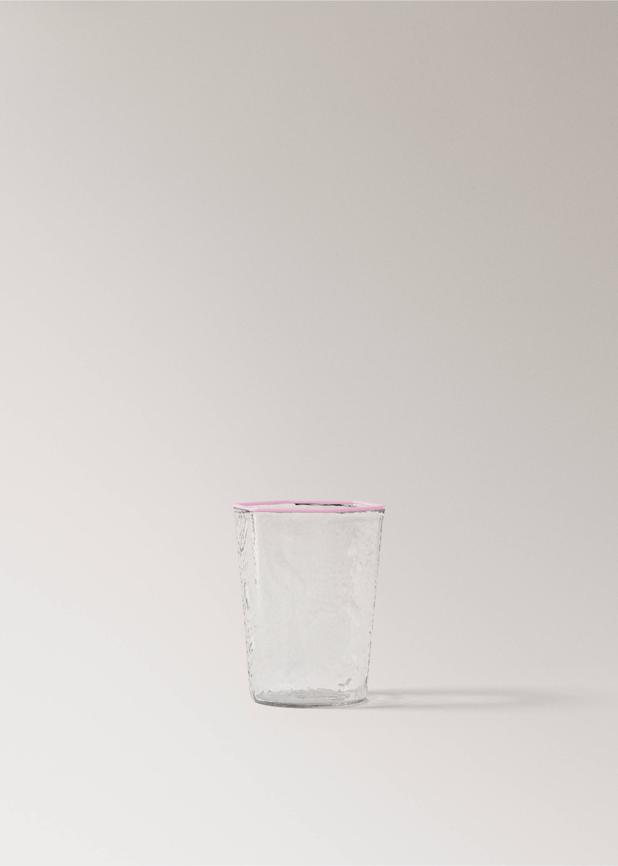 Pahar din borosilicat cu margine color și textură ciocănită - Articol fără model, Roz. Ref: 27082906-00.