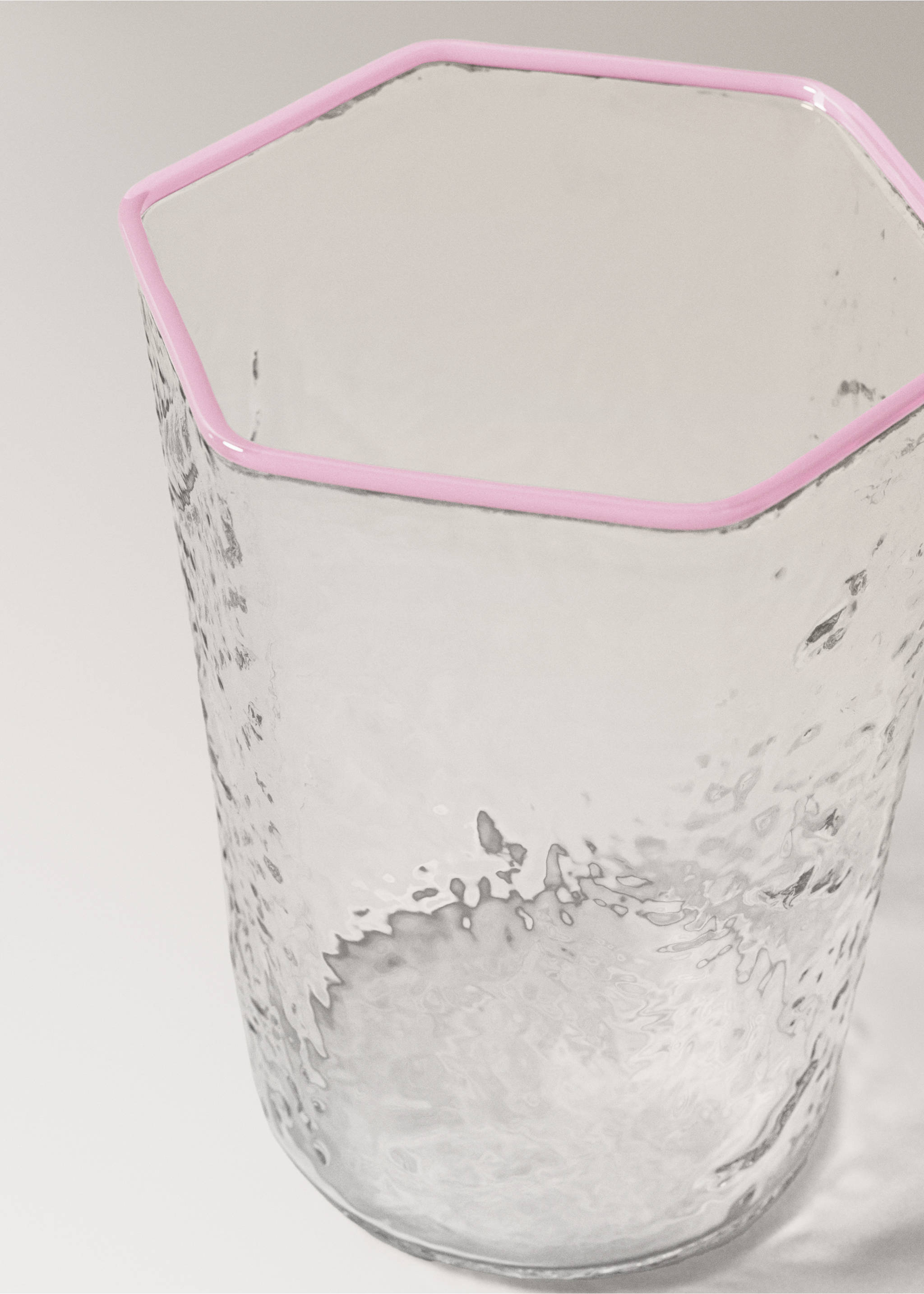 Pahar din borosilicat cu margine color și textură ciocănită - Detaliu al articolului 1, Roz. Ref: 27082906-00.