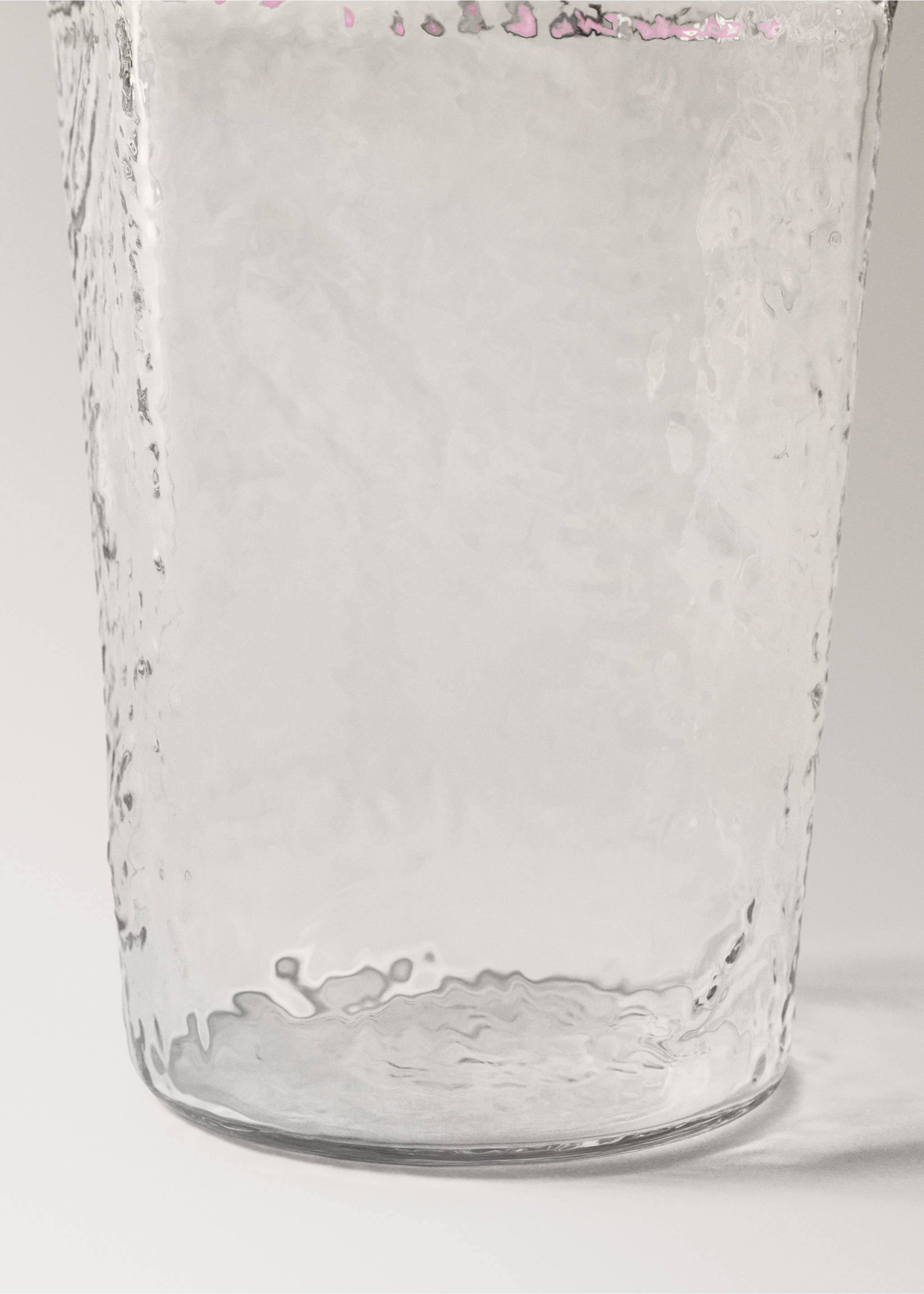 Pahar din borosilicat cu margine color și textură ciocănită - Detaliu al articolului 2, Roz. Ref: 27082906-00.