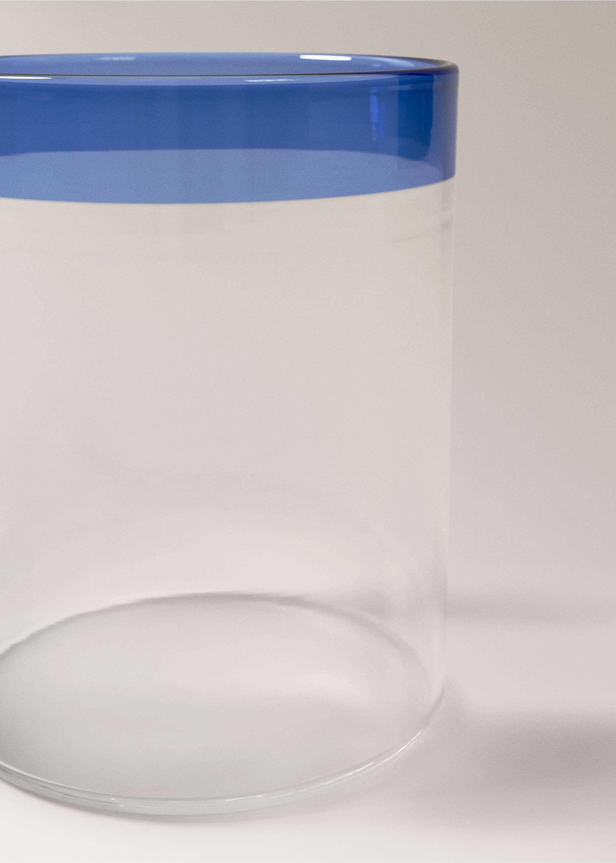 Copo de borossilicato com borda de color - Pormenor do artigo 2, Azul. Ref: 27082914-00.