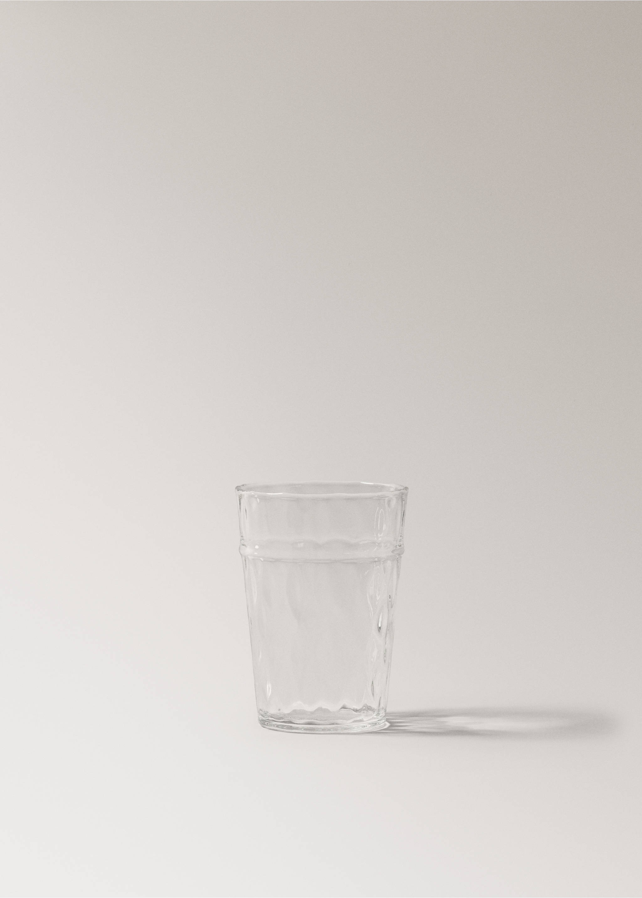 Glas mit Relief - Artikel ohne Model, Eisgrau. Ref: 27082924-00.