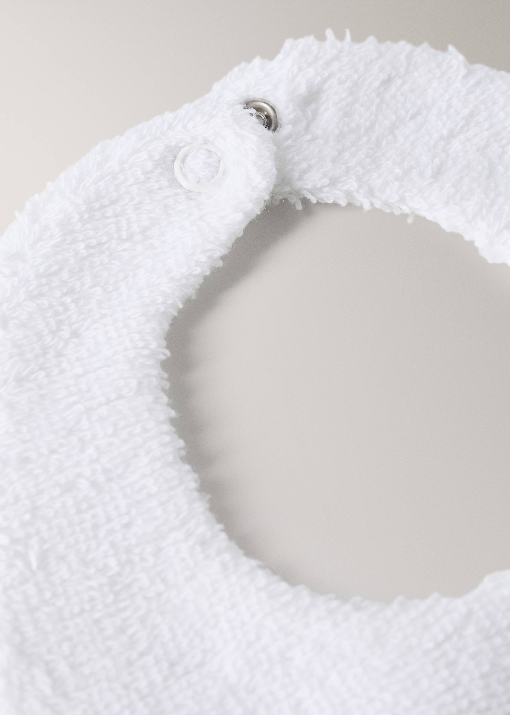 Babete bordado de algodão com flor - Pormenor do artigo 2, Branco. Ref: 27082927-00.