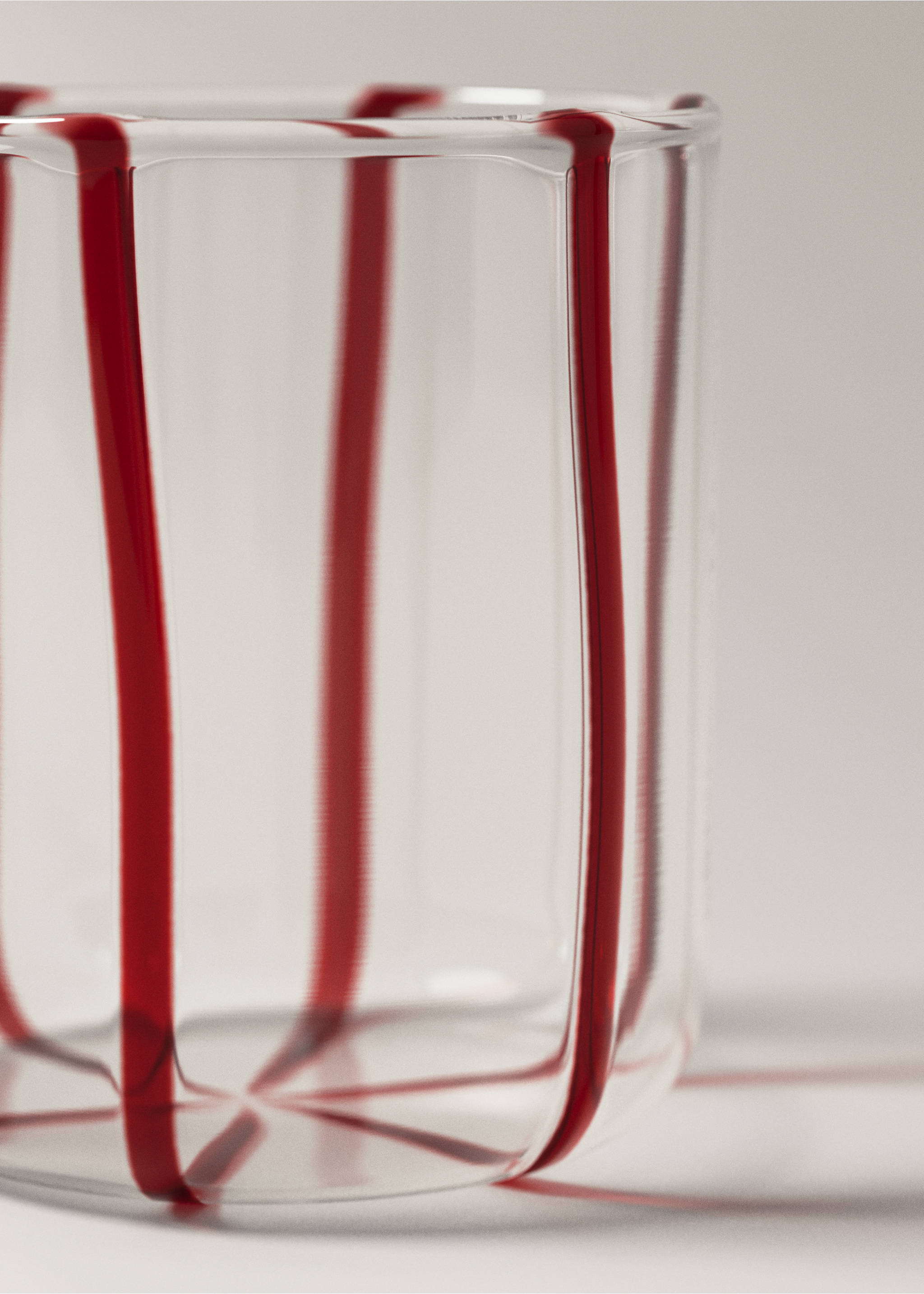 Pahar din borosilicat cu dungi neregulate - Detaliu al articolului 2, Roz. Ref: 27082930-00.