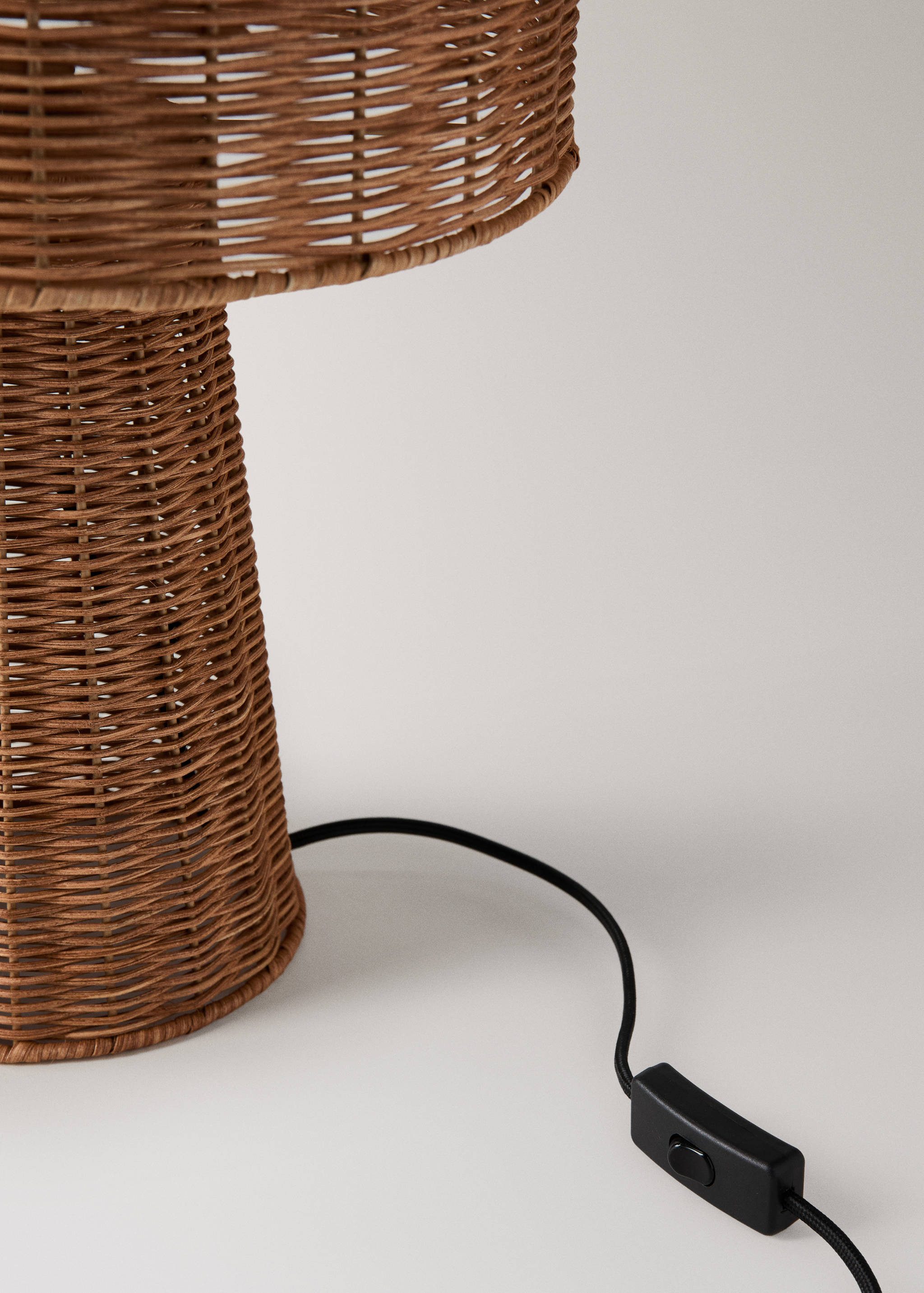 Rattan table lamp - Details of the article 2