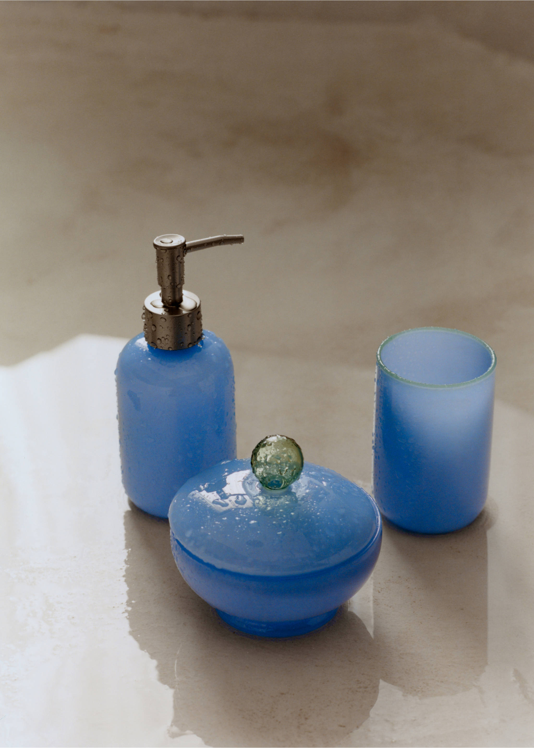 Borosilicate glass soap dispenser colour - Details of the article 6, Blue. Ref: 27083271-00.