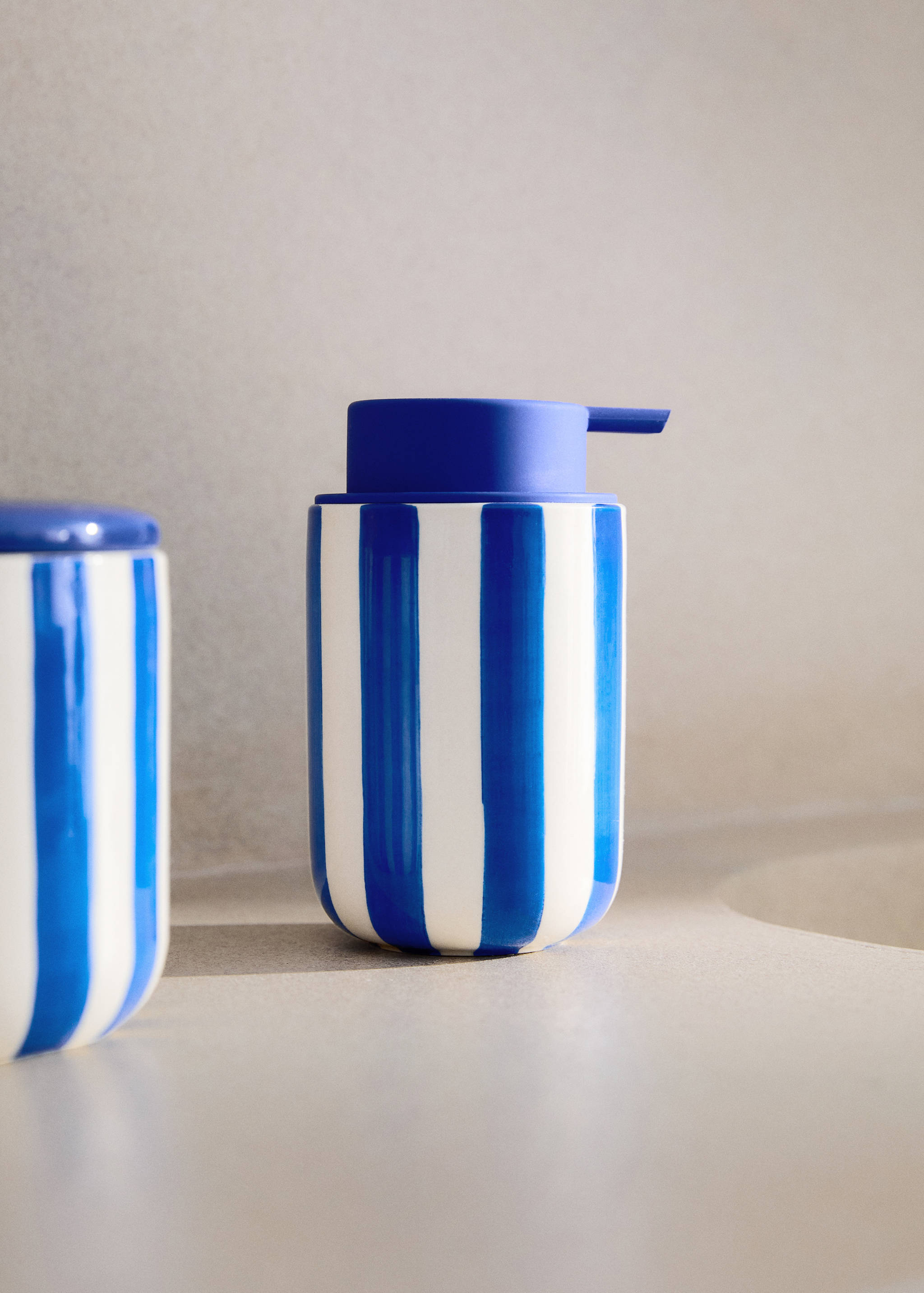 Painted stripe ceramic dispenser - General plane