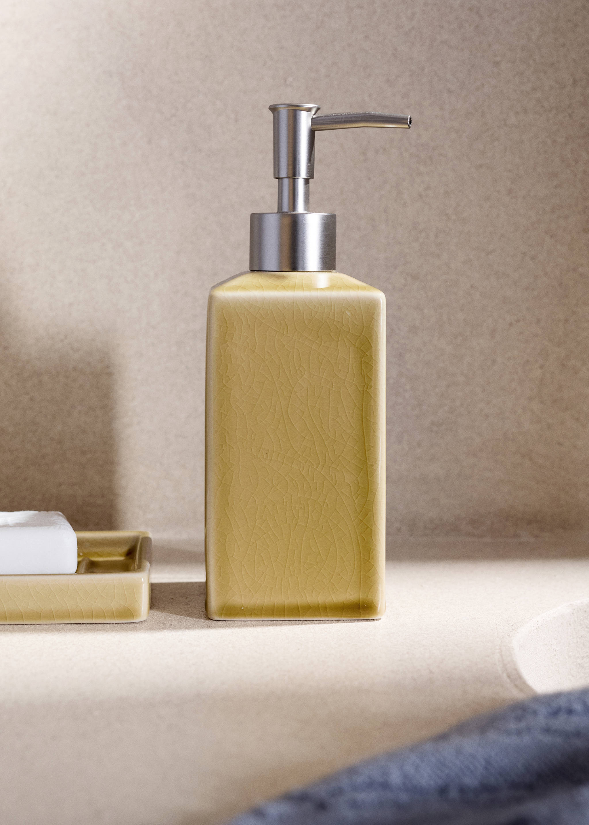 Crackled ceramic soap dispenser - General plane