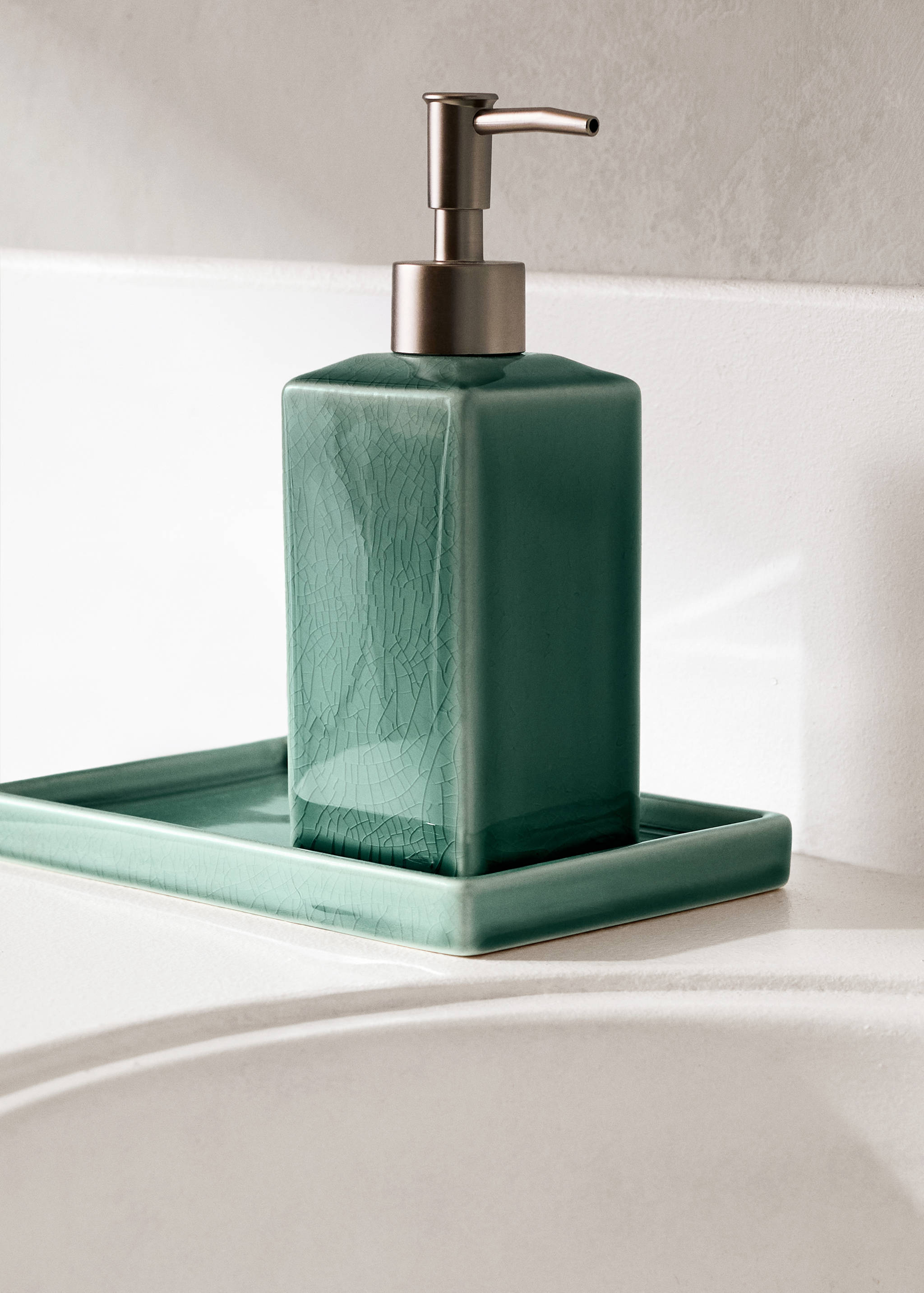 Crackled ceramic soap dispenser - General plane