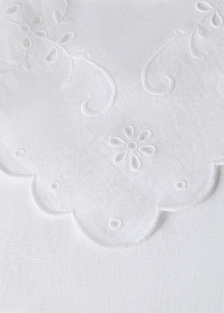 Linen tablecloth with floral details and overlock for 6 to 8 guests — White