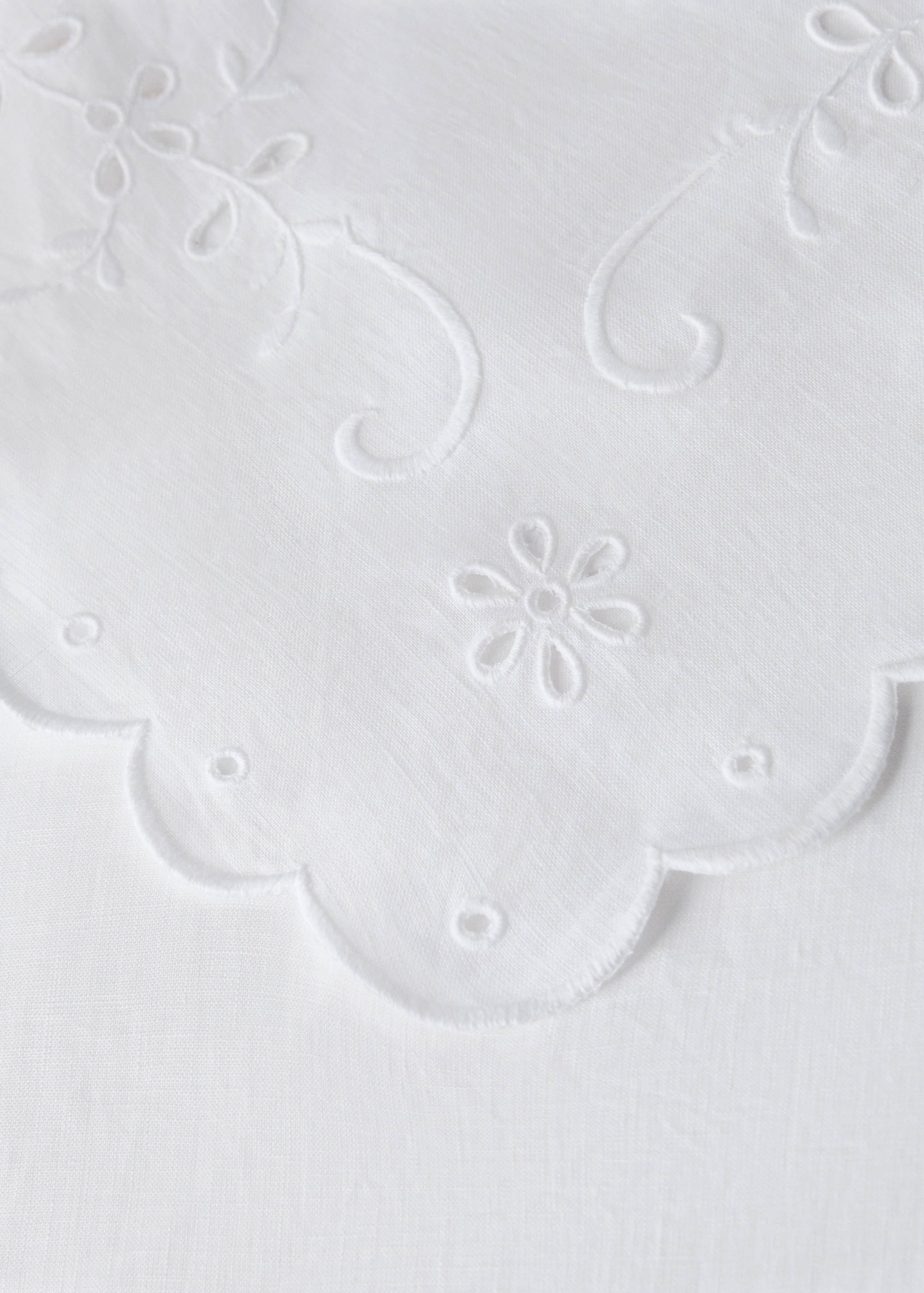 Linen tablecloth with floral details and overlock for 6 to 8 guests - Details of the article 1