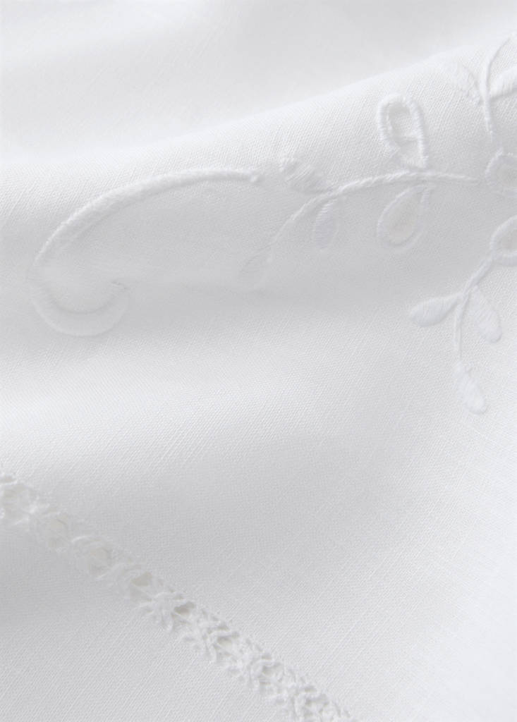 Linen tablecloth with floral details and overlock for 6 to 8 guests — White