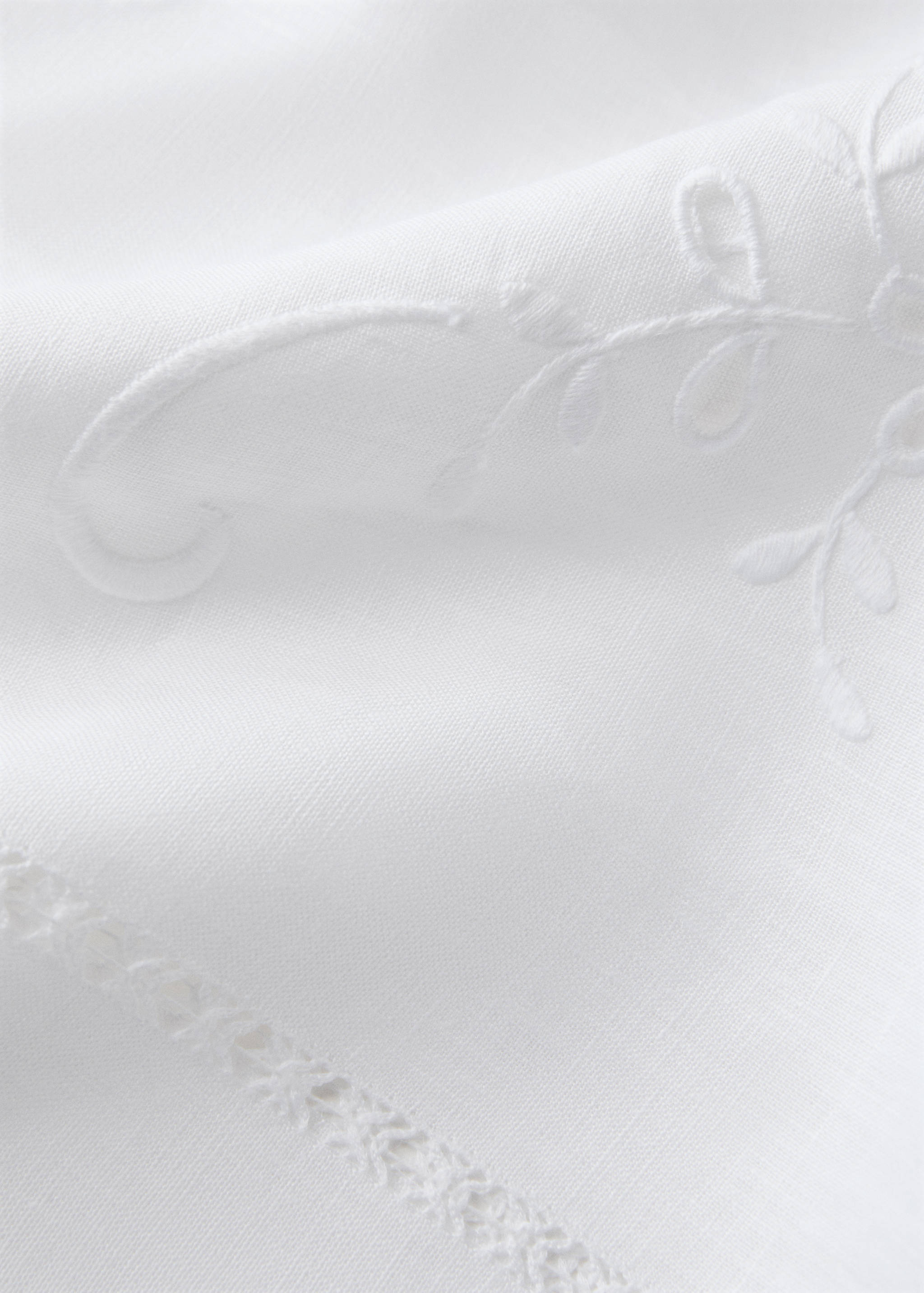 Linen tablecloth with floral details and overlock for 6 to 8 guests - Details of the article 2