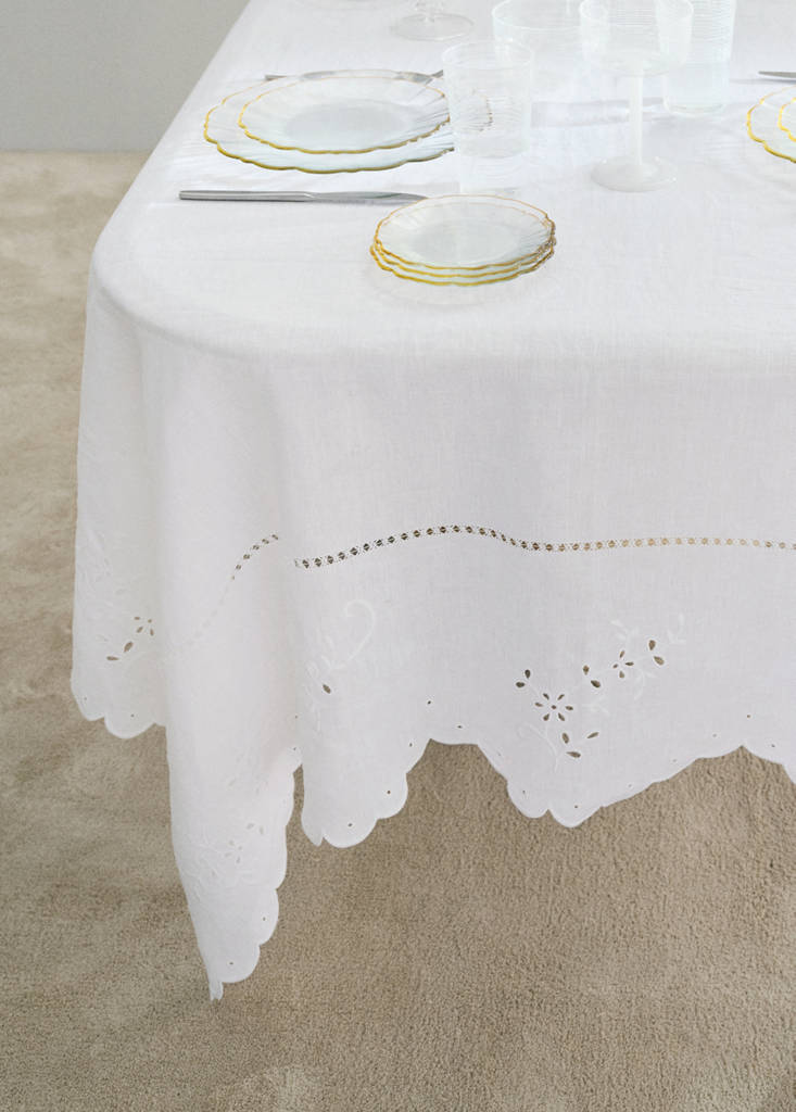 Linen tablecloth with floral details and overlock for 6 to 8 guests — White