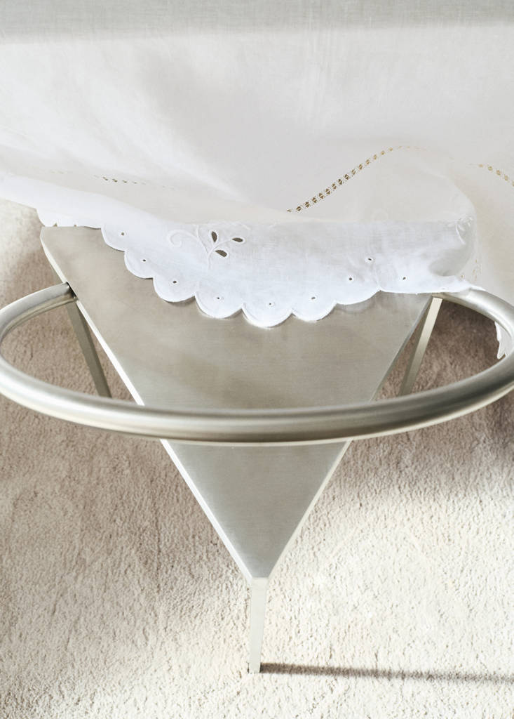 Linen tablecloth with floral details and overlock for 6 to 8 guests — White