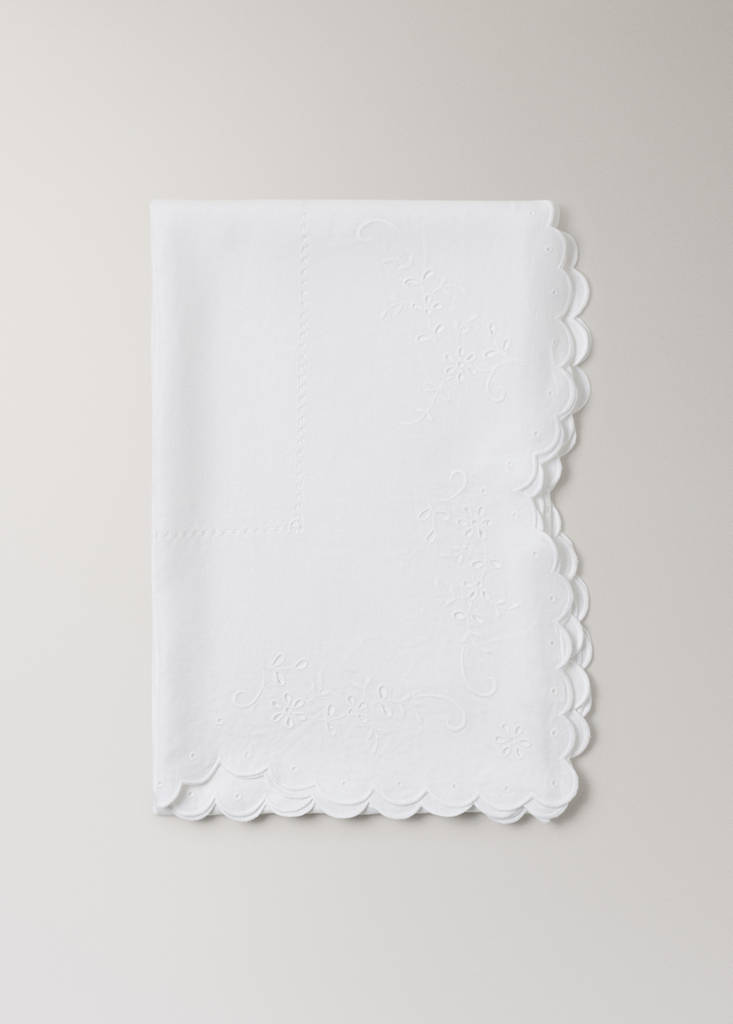 Linen tablecloth with floral details and overlock for 6 to 8 guests — White