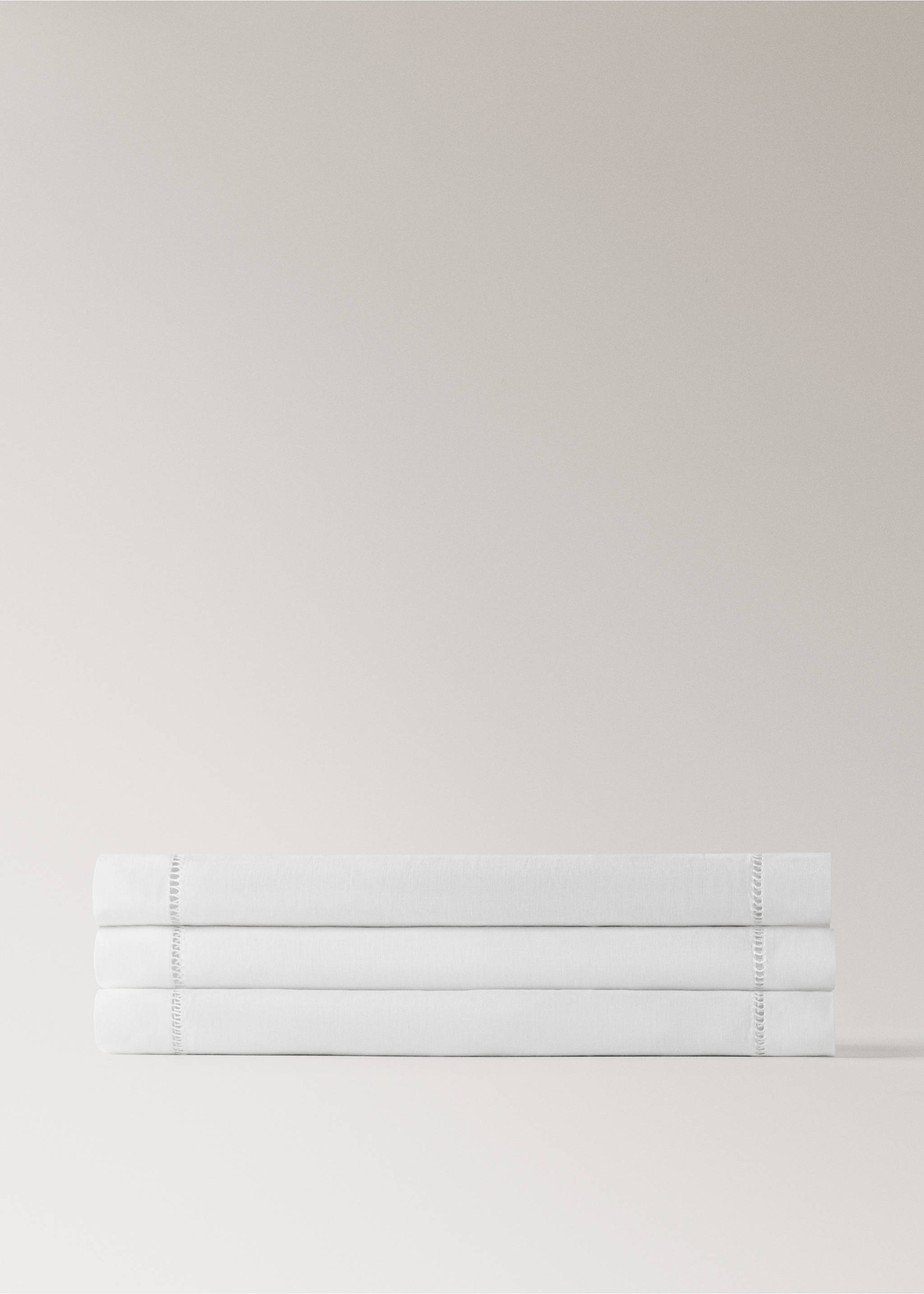 Linen table runner with embroidered hemstitch - Details of the article 2, White. Ref: 27083285-00.