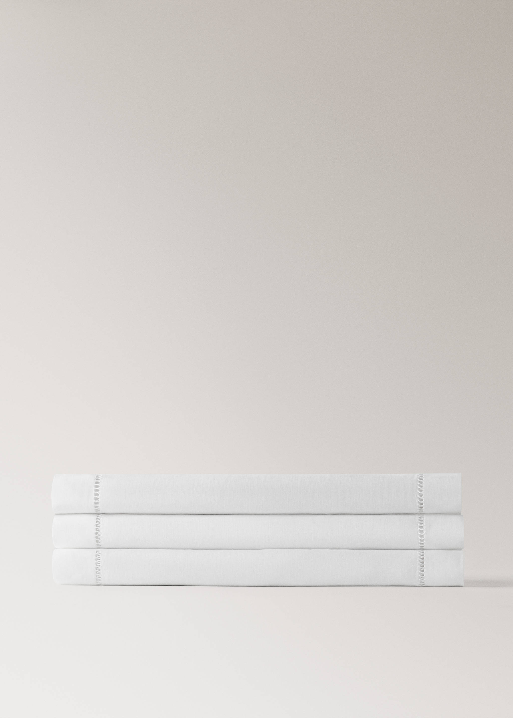 Linen table runner with embroidered hemstitch - Details of the article 2