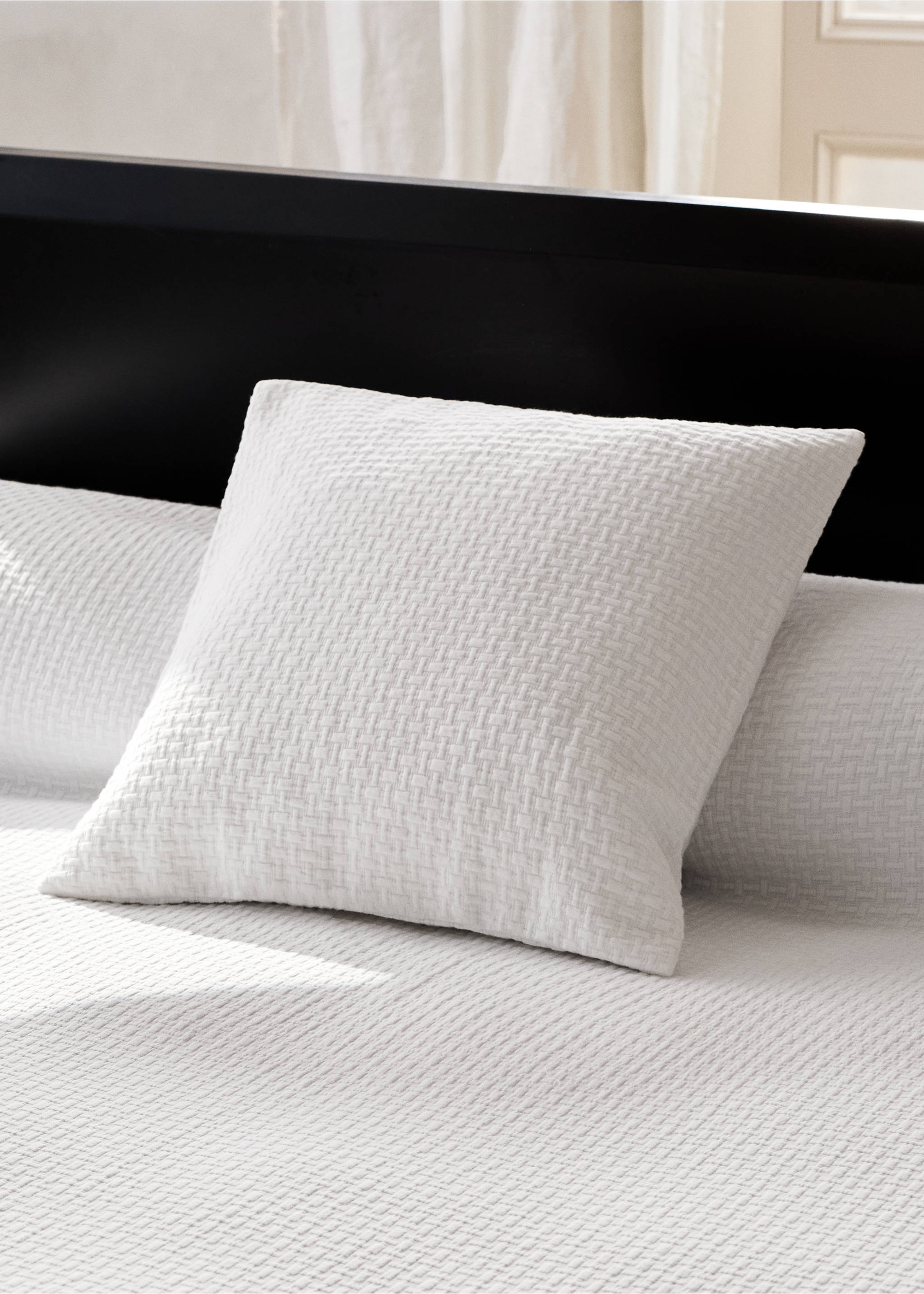 Garment-dyed cotton cushion cover 50x50 cm - General plane, White. Ref: 27083289-00.
