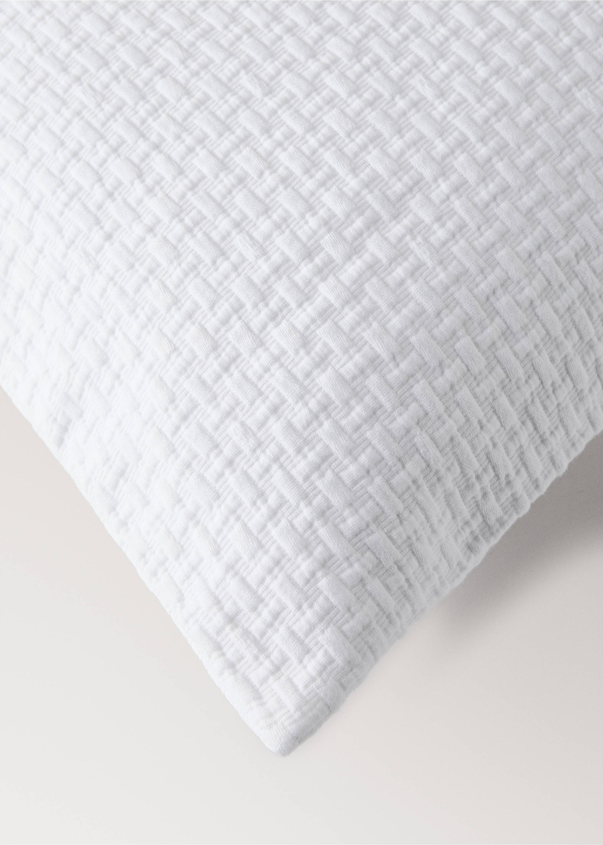 Garment-dyed cotton cushion cover 50x50 cm - Details of the article 2, White. Ref: 27083289-00.
