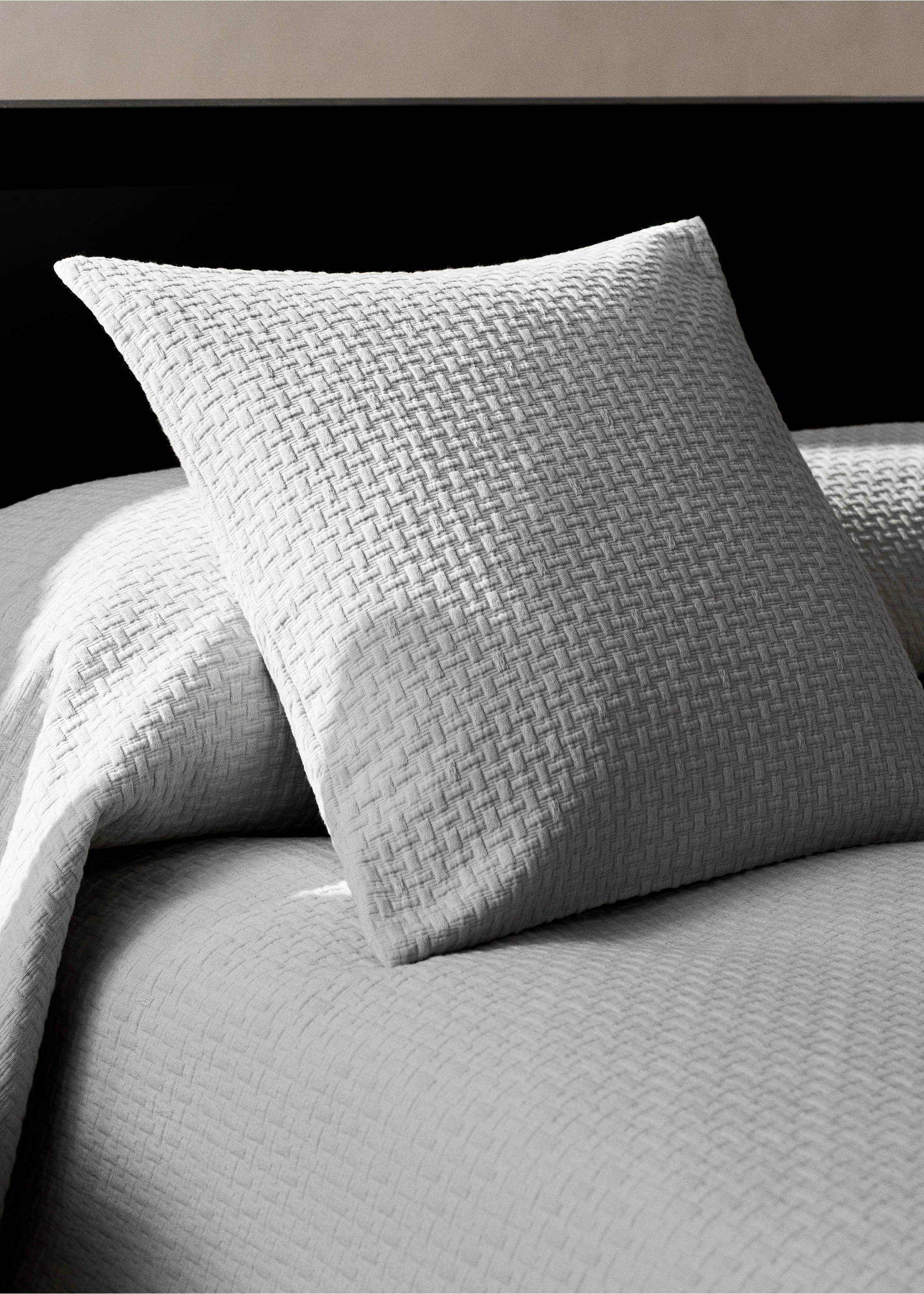 Garment-dyed cotton cushion cover 50x50 cm - General plane, Grey. Ref: 27083289-00.