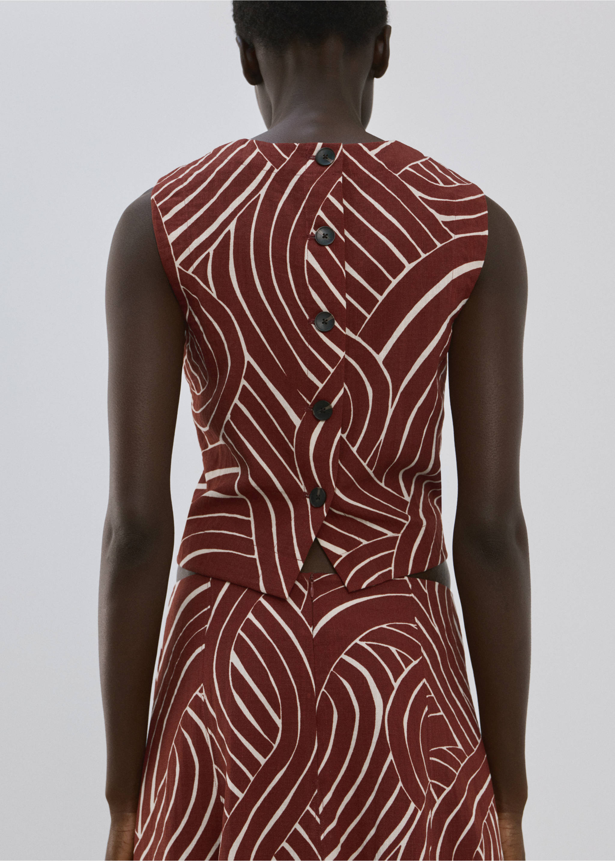 Geometric print top - Reverse of the article, Maroon. Ref: 27083290-00.