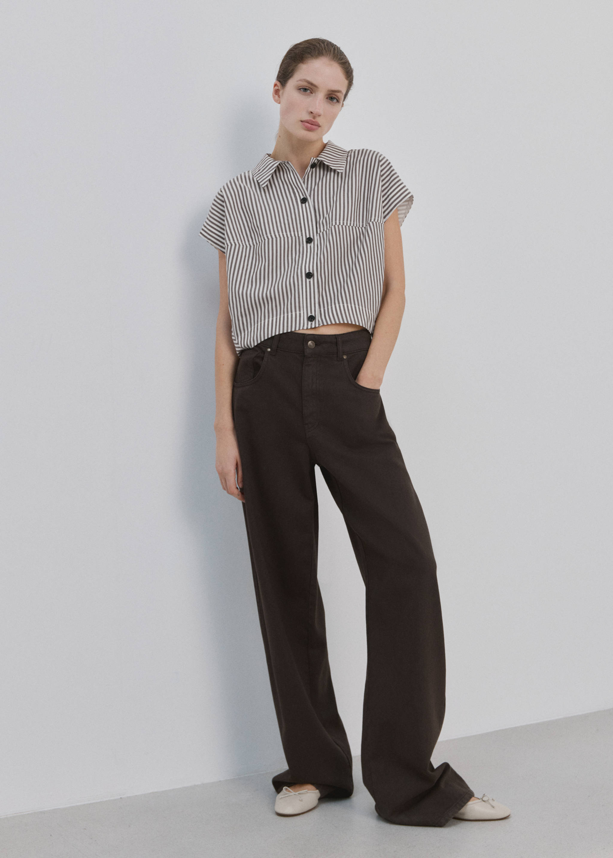 Camisa cropped às riscas - Plano geral