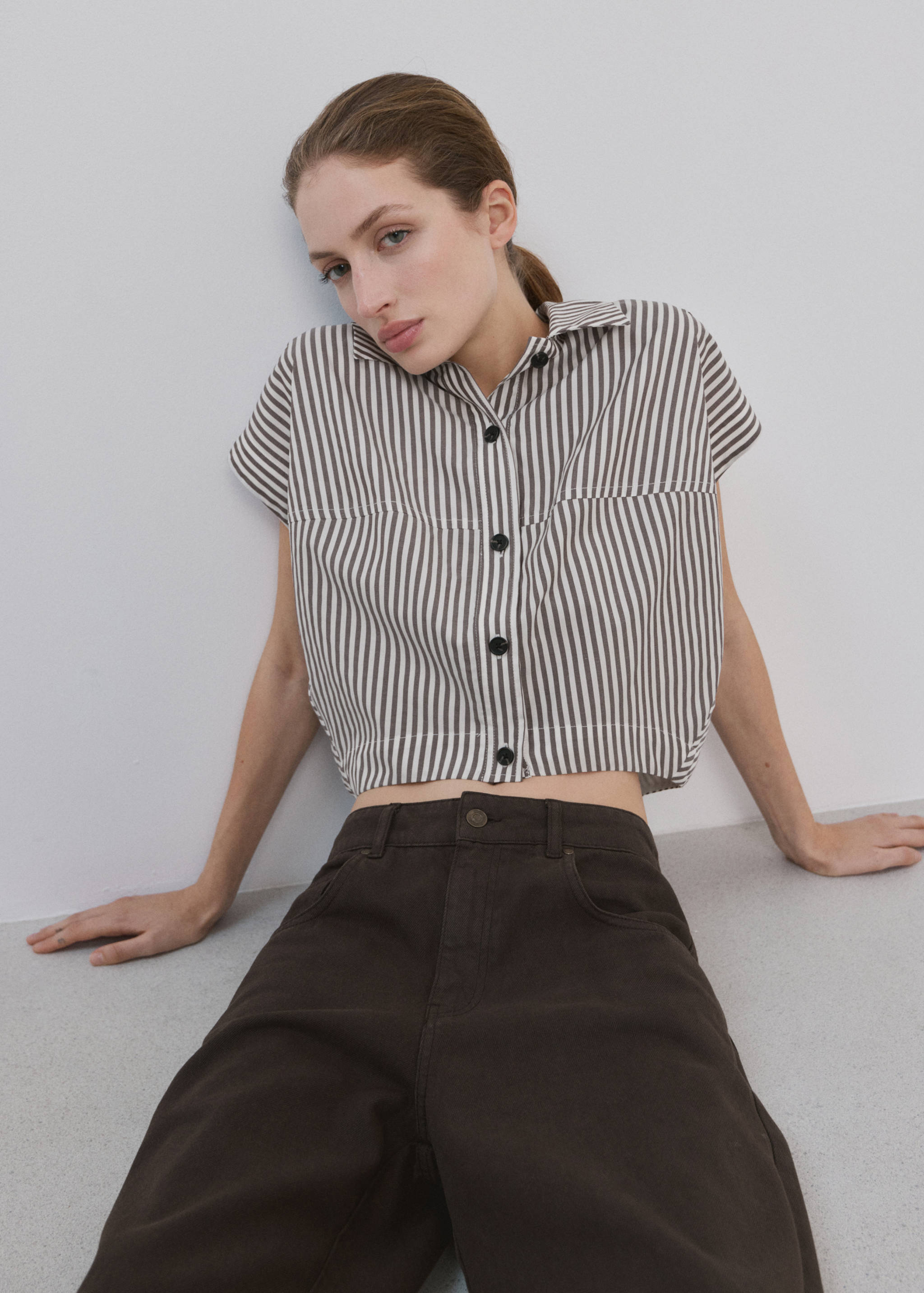 Camisa cropped às riscas - Plano médio