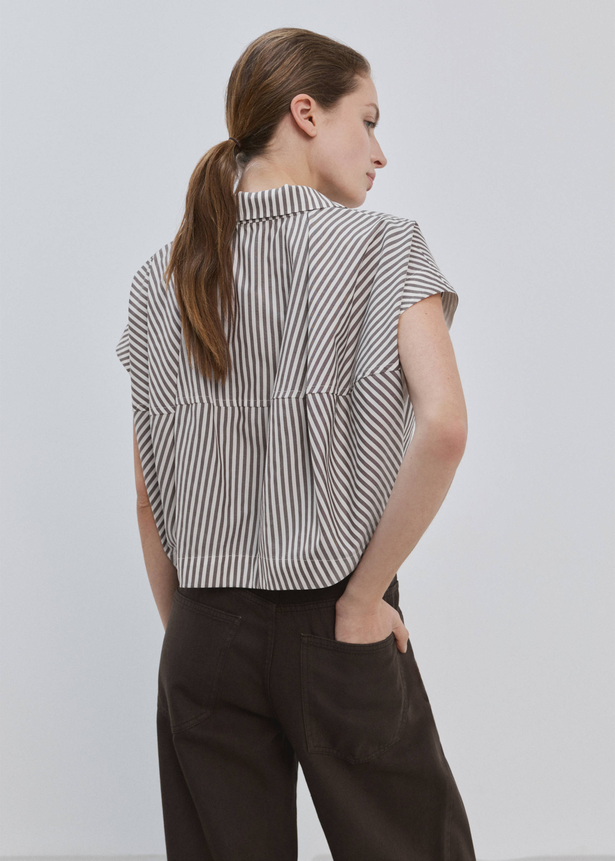 Camisa cropped às riscas - Verso do artigo