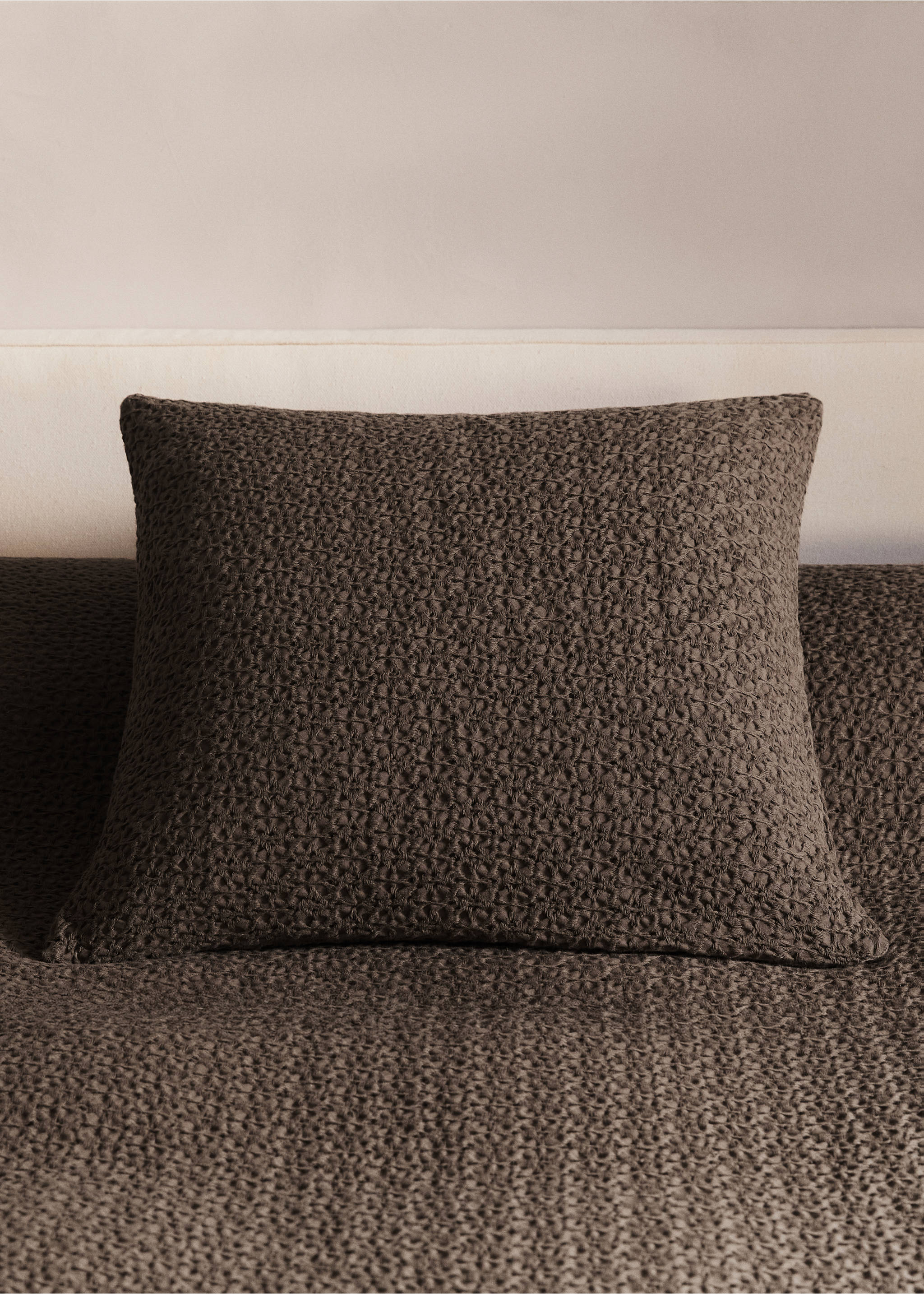 Waffle garment-dyed cotton cushion cover 50x50 cm - General plane, Coffee. Ref: 27083301-00.