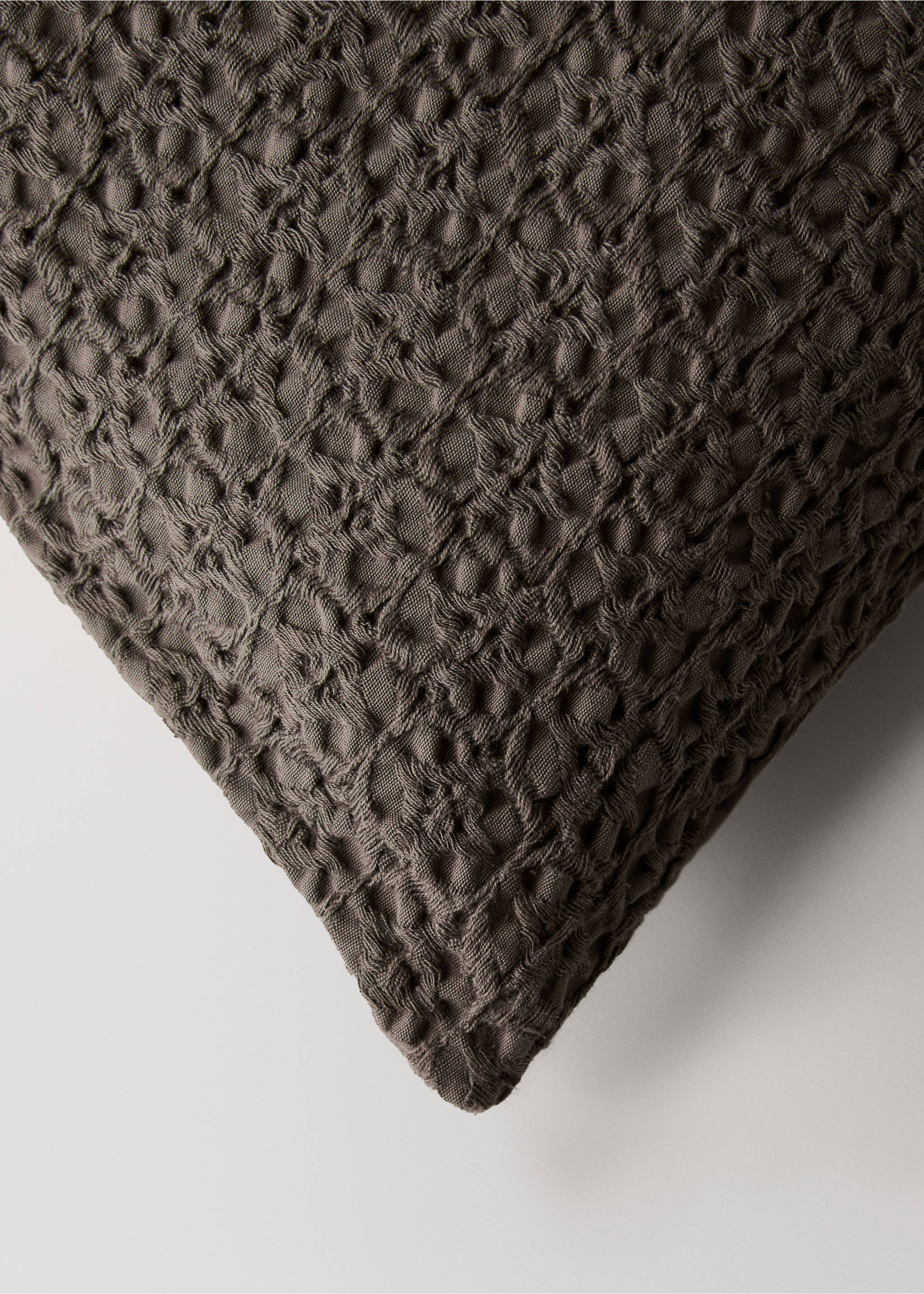 Waffle garment-dyed cotton cushion cover 50x50 cm - Details of the article 1, Coffee. Ref: 27083301-00.