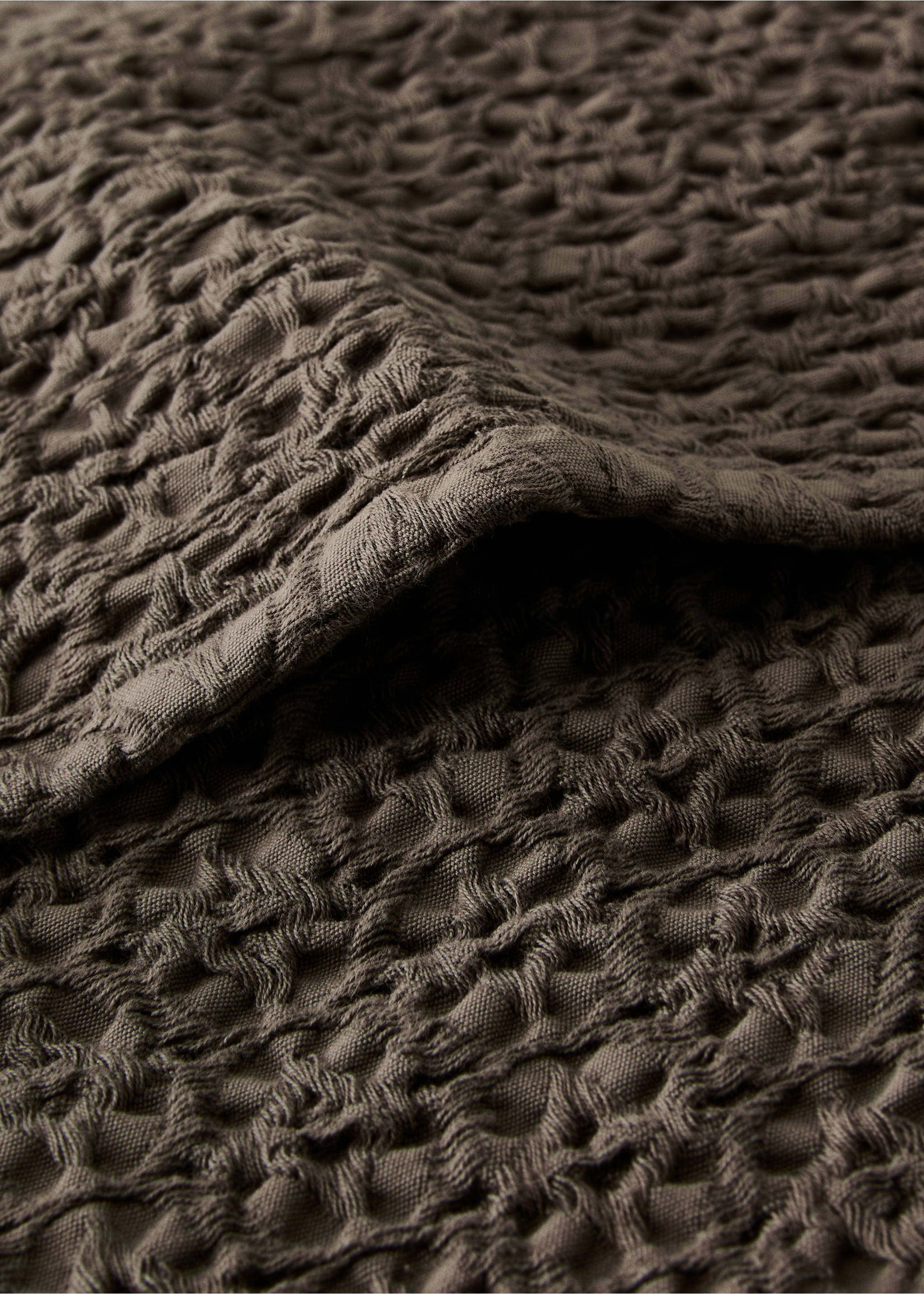 Waffle garment-dyed cotton cushion cover 50x50 cm - Details of the article 2, Coffee. Ref: 27083301-00.