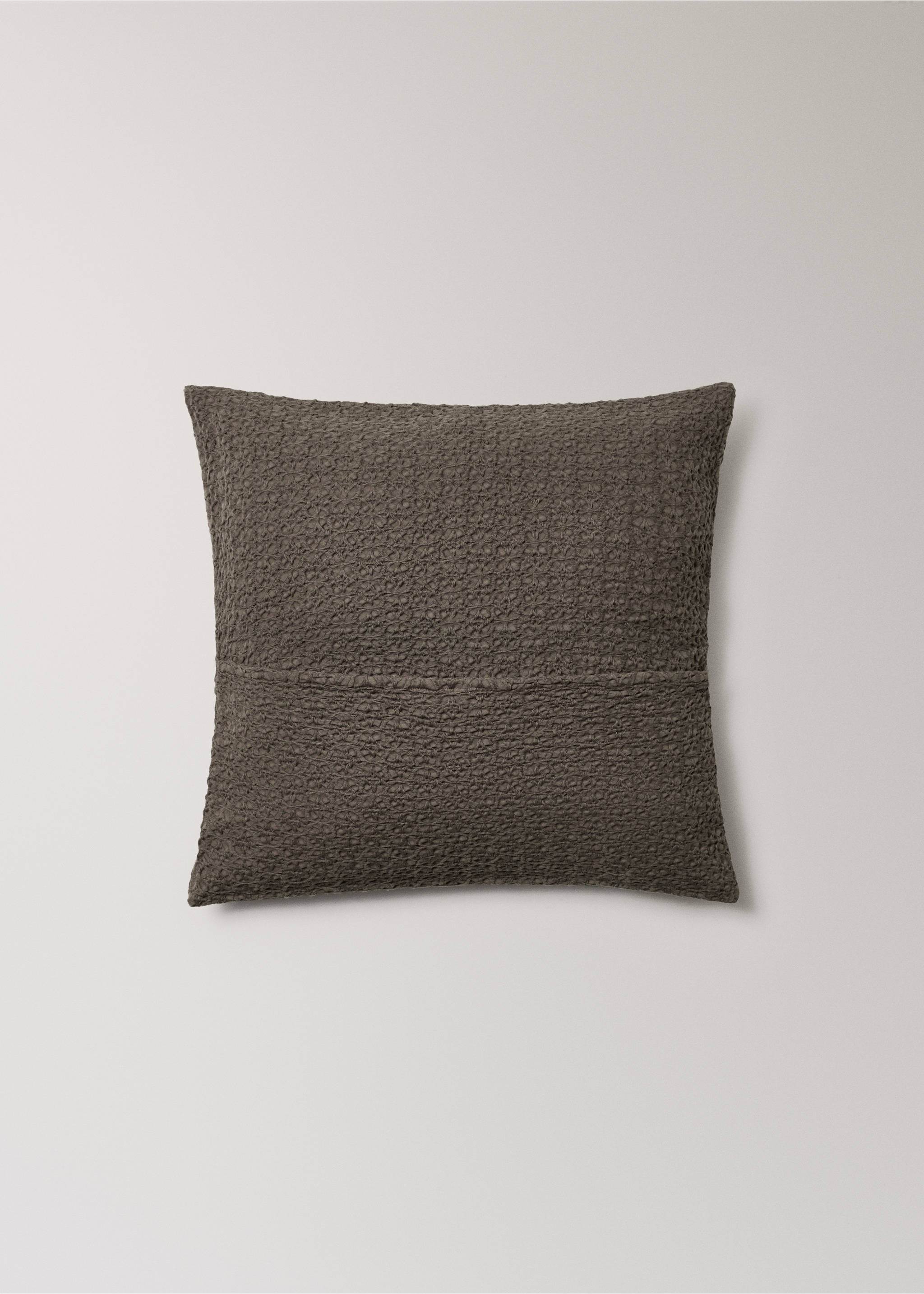 Waffle garment-dyed cotton cushion cover 50x50 cm - Details of the article 4, Coffee. Ref: 27083301-00.