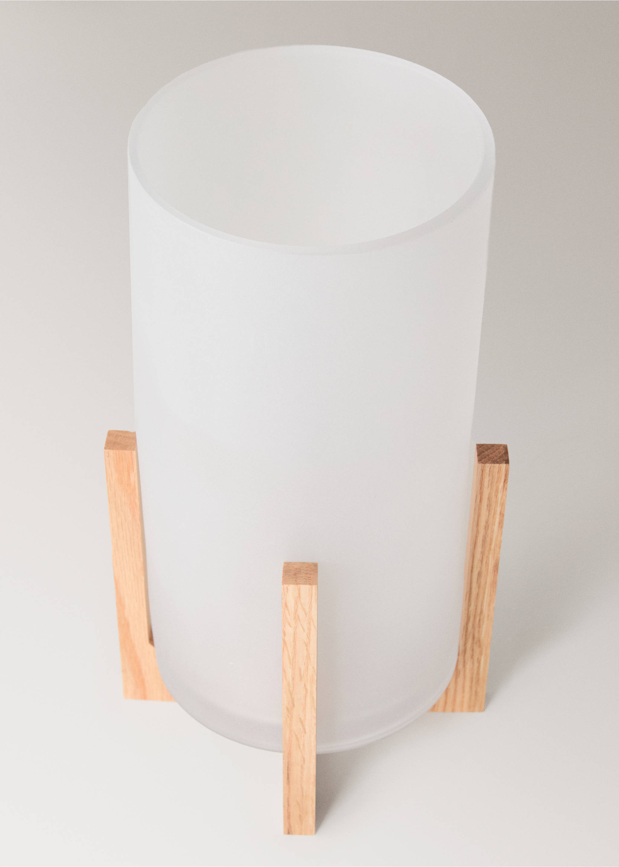 Høy glasslykt med fot av eiketre - Artikkeldetalj 1, Hvit. Ref: 27083306-00.