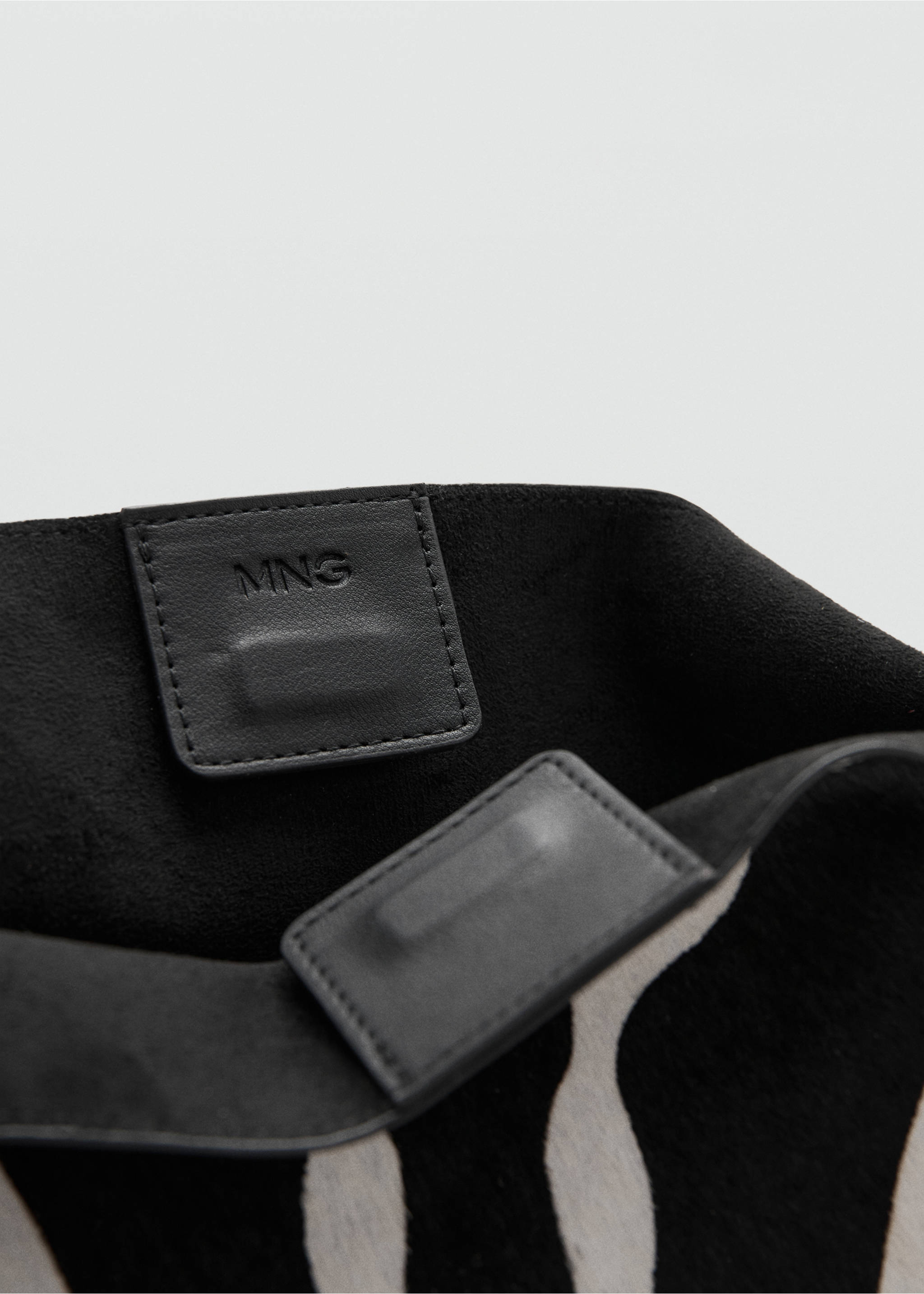 Leren tote bag met vachtaccenten - Detail van het artikel 1, Zwart. Ref: 27083311-00.