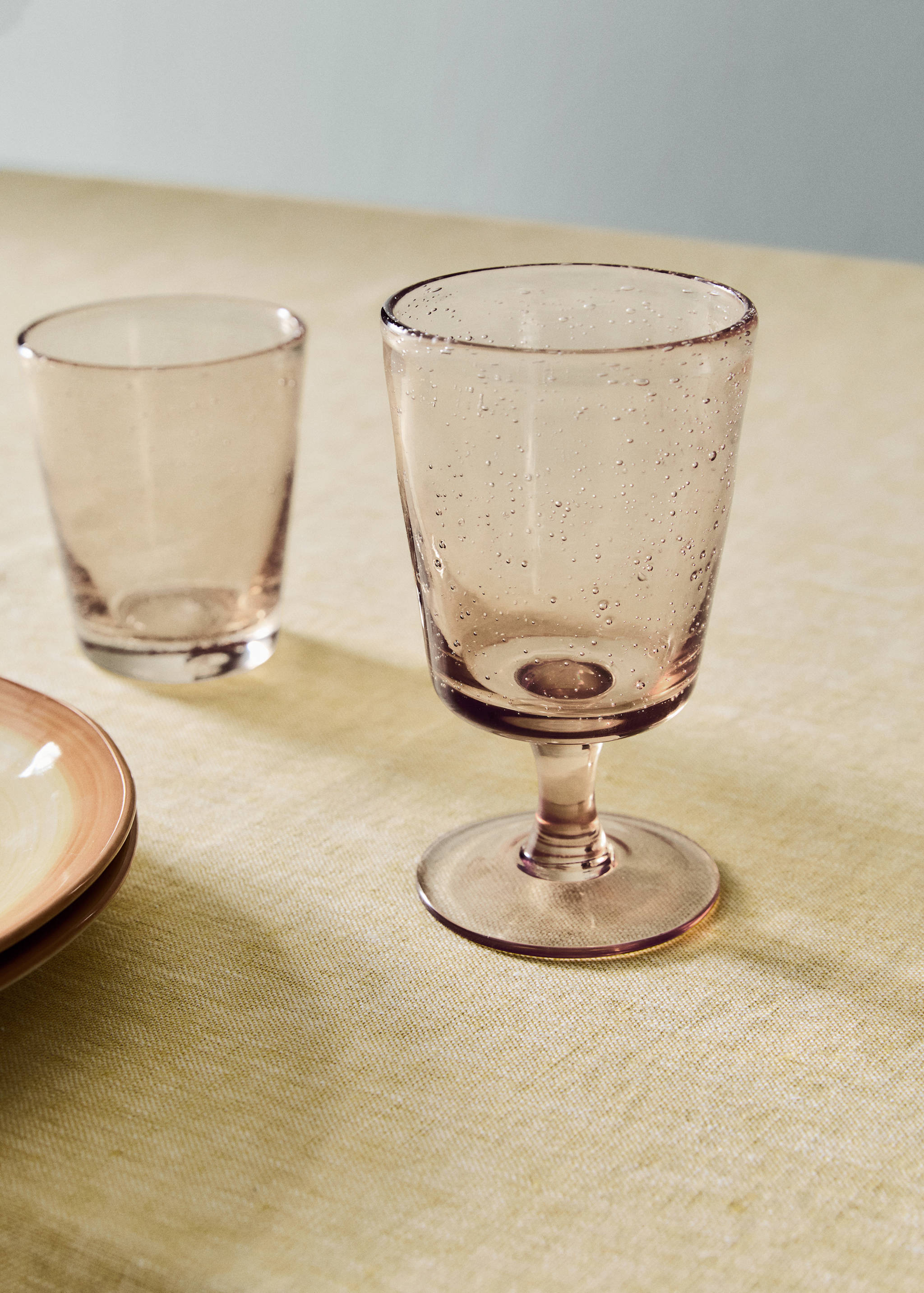 Färgat glas på fot med bubblor - Allmän bild