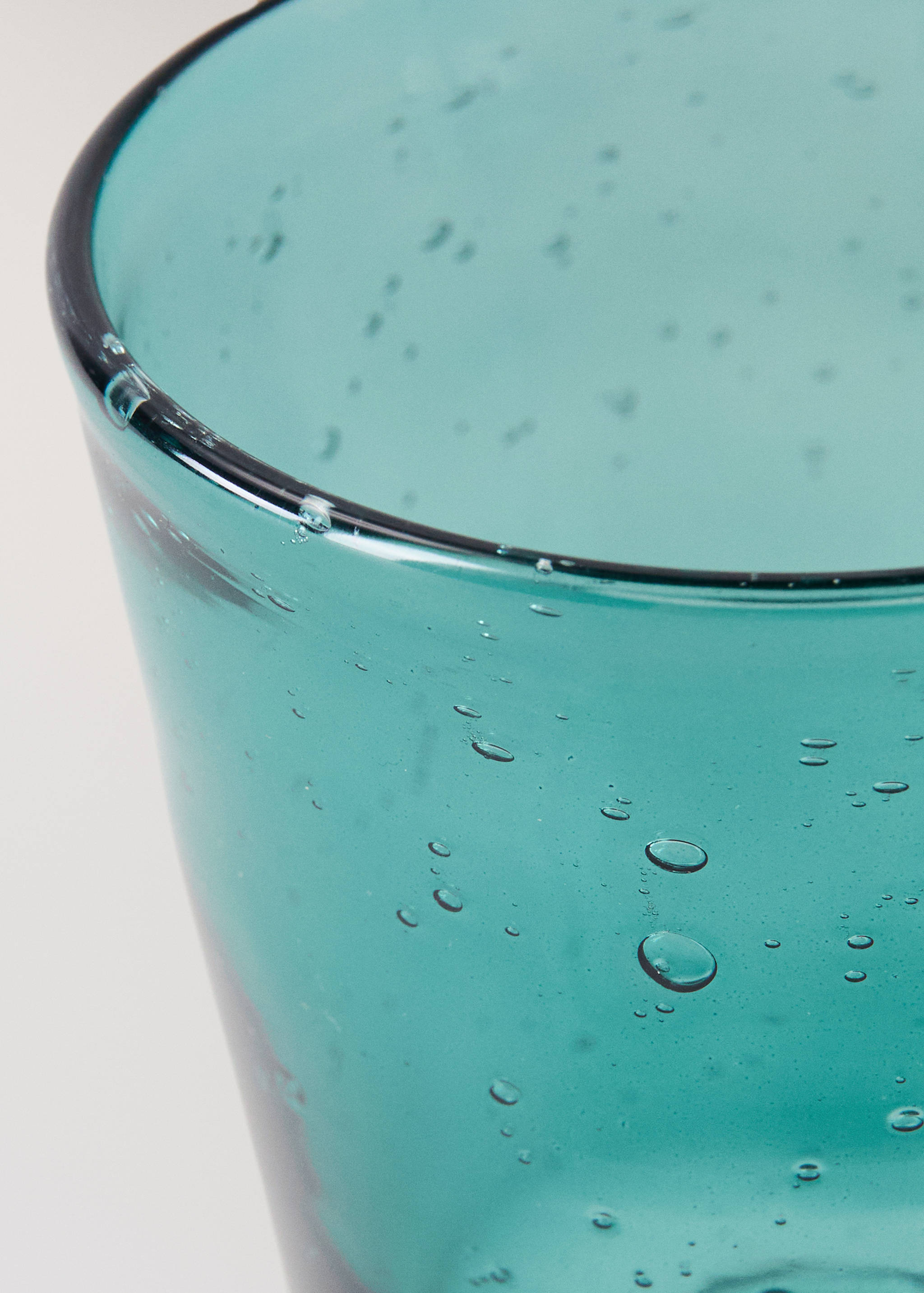 Färgat glas på fot med bubblor - Detaljer om artikeln 1