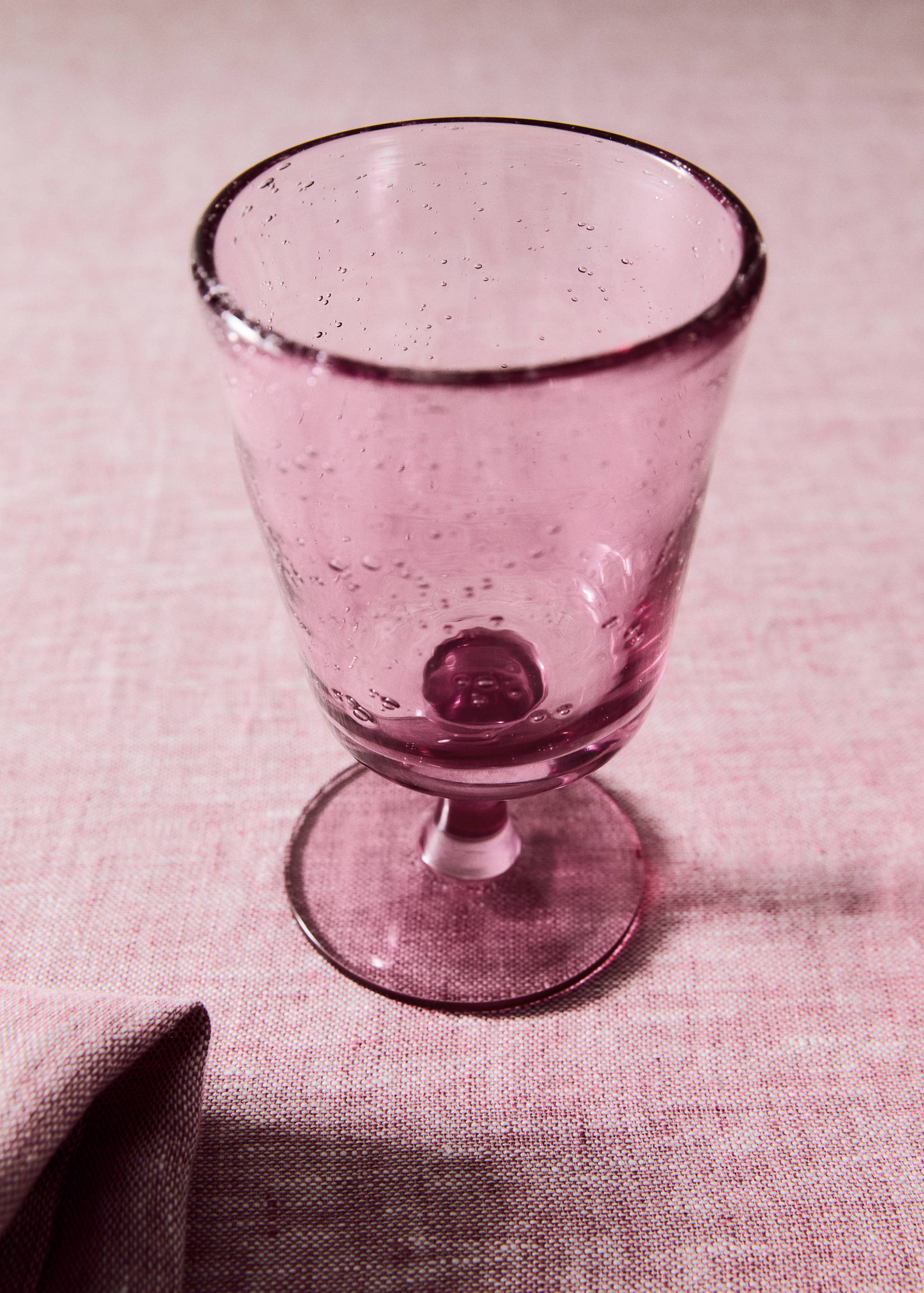 Färgat glas på fot med bubblor - Allmän bild