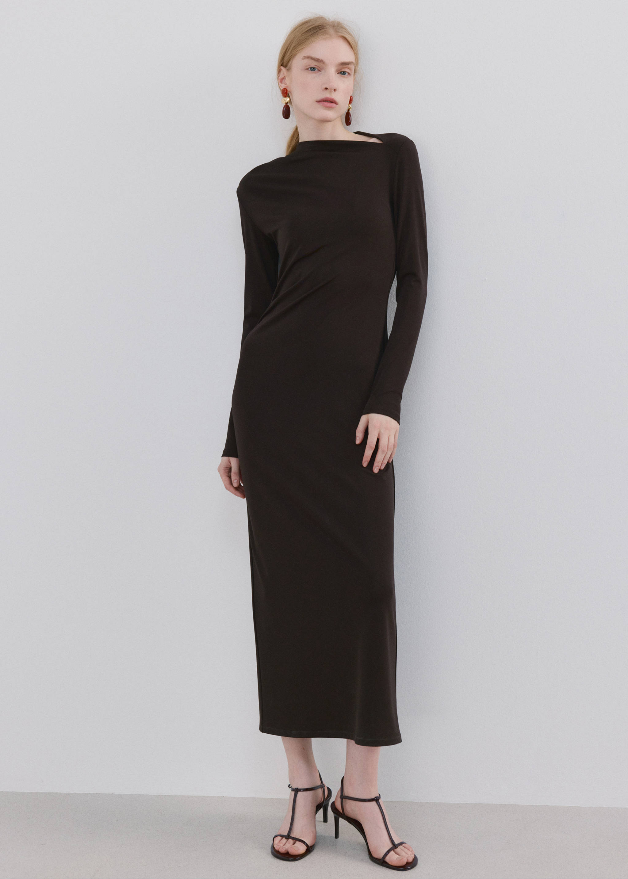 Vestit coll barca frunzit - Pla general, Xocolata. Ref: 27083314-02.