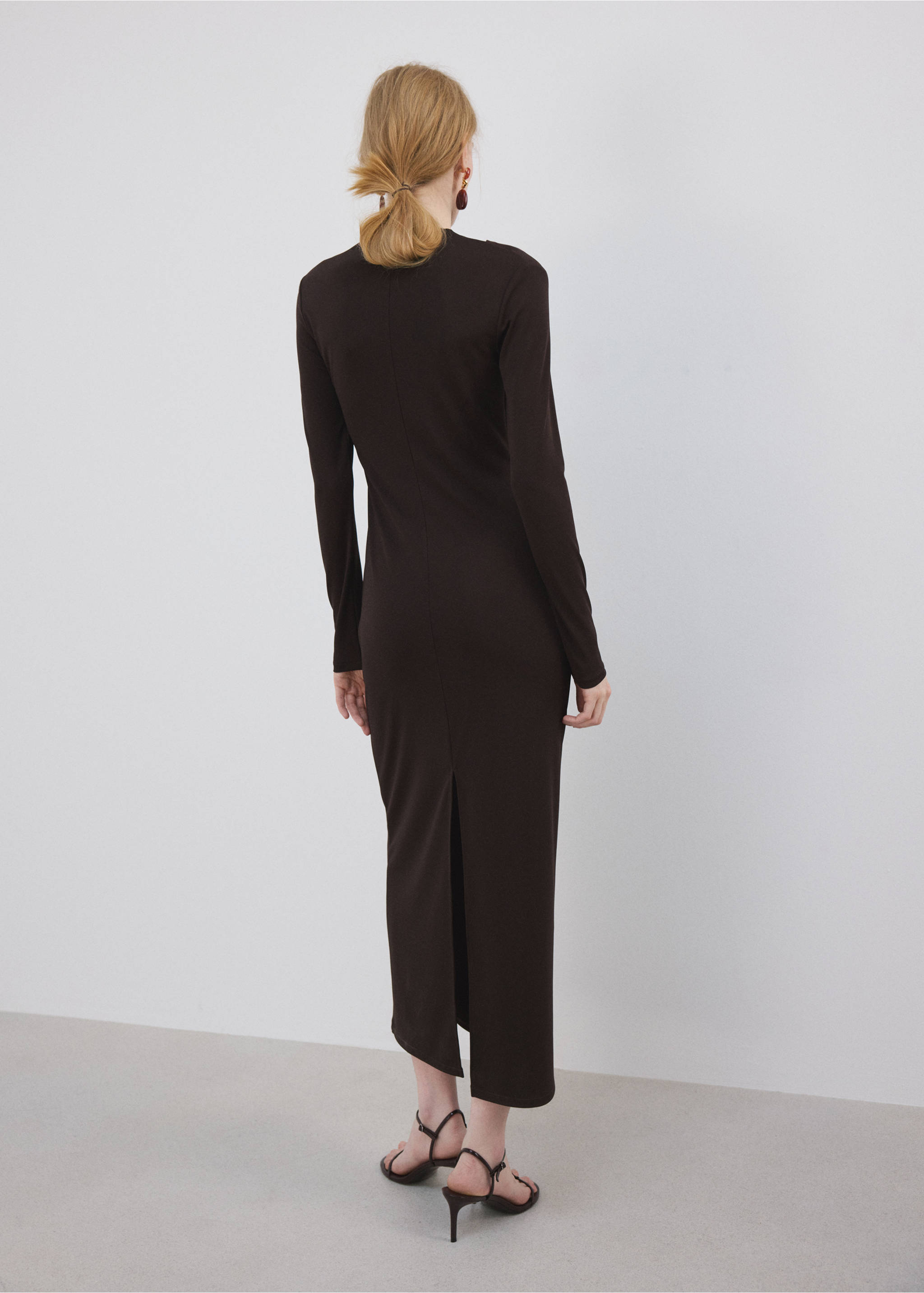 Vestit coll barca frunzit - Revers de l'article, Xocolata. Ref: 27083314-02.