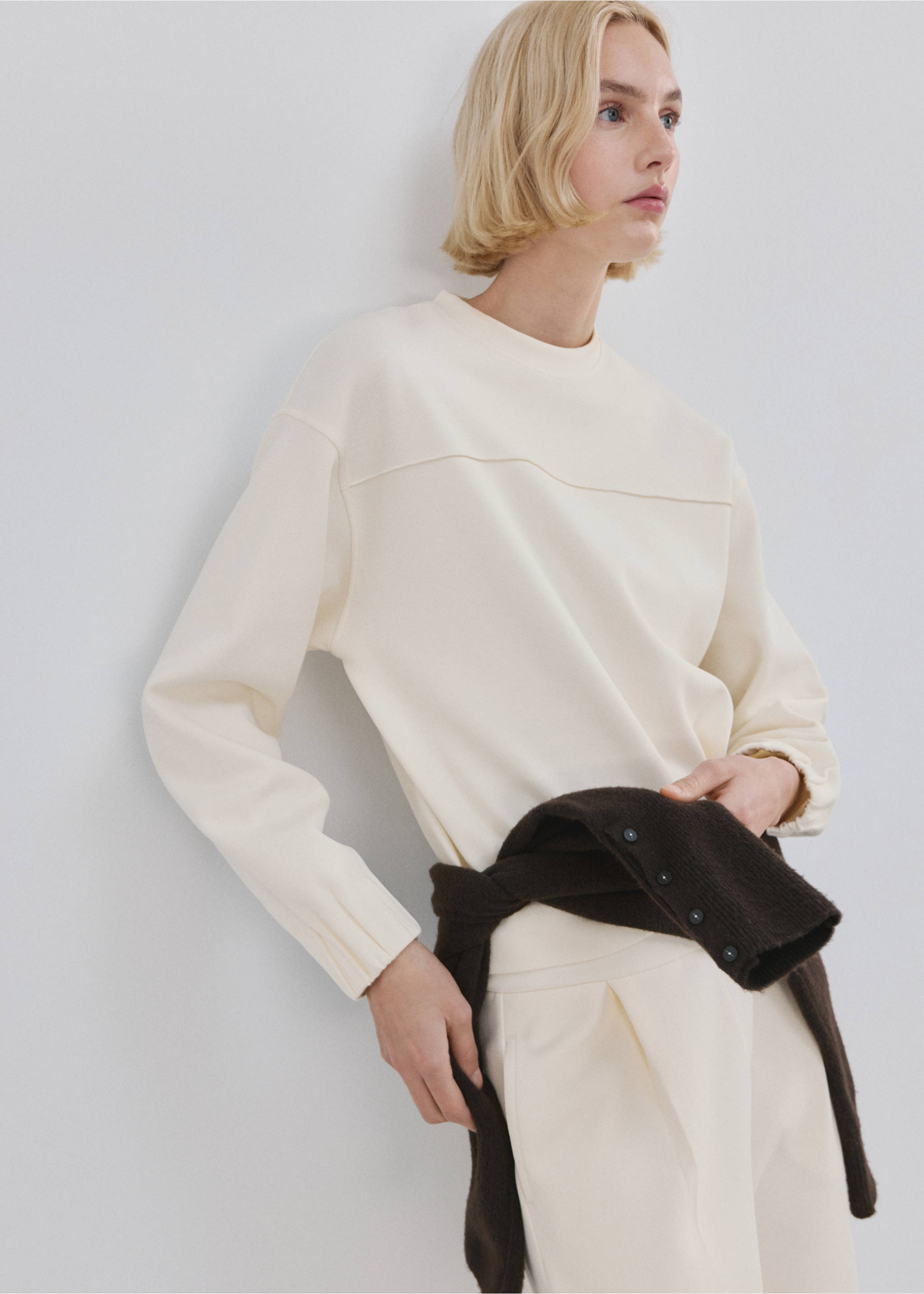 Sweat-shirt manches froncées - Plan moyen, Écru. Ref: 27083315-00.